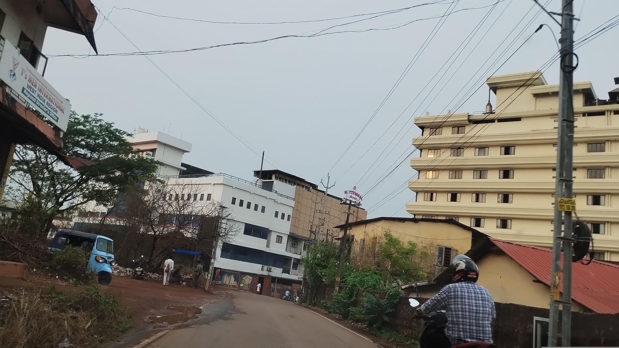Street view near lourde boys hostel, Taliparamba — © tachyons (CC BY-SA · Mapillary)