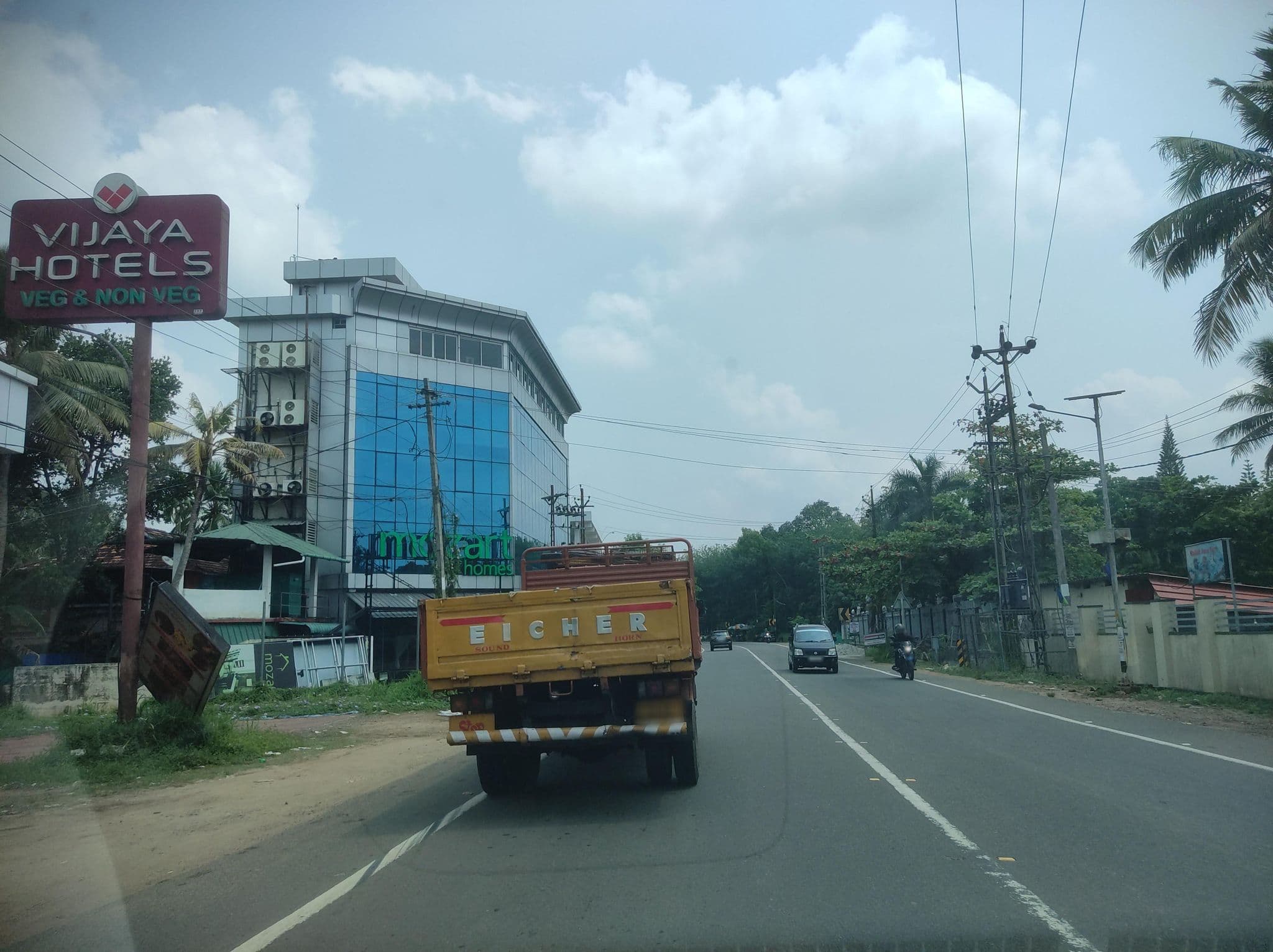 Street view near Vijaya Hotel, Changanācheri — © V15 (CC BY-SA · Mapillary)