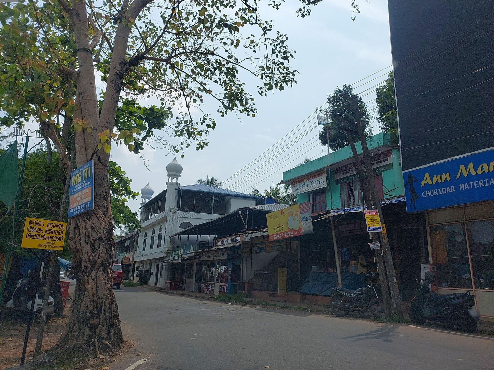 Street view near HOTEL NEW DARBAR, Manakunnam — © V15 (CC BY-SA · Mapillary)