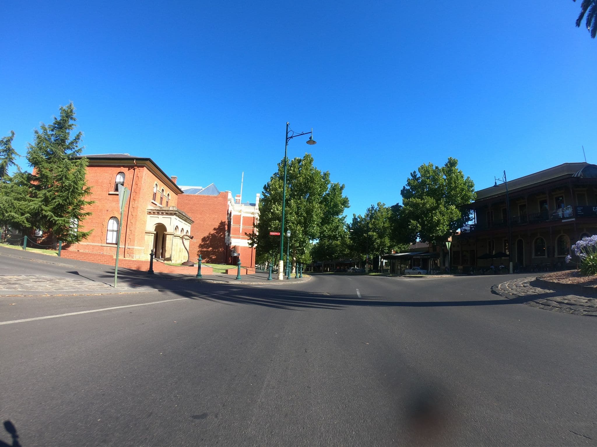 Street view near Rifle Brigade Hotel, Bendigo city centre — © eneerhut (CC BY-SA · Mapillary)