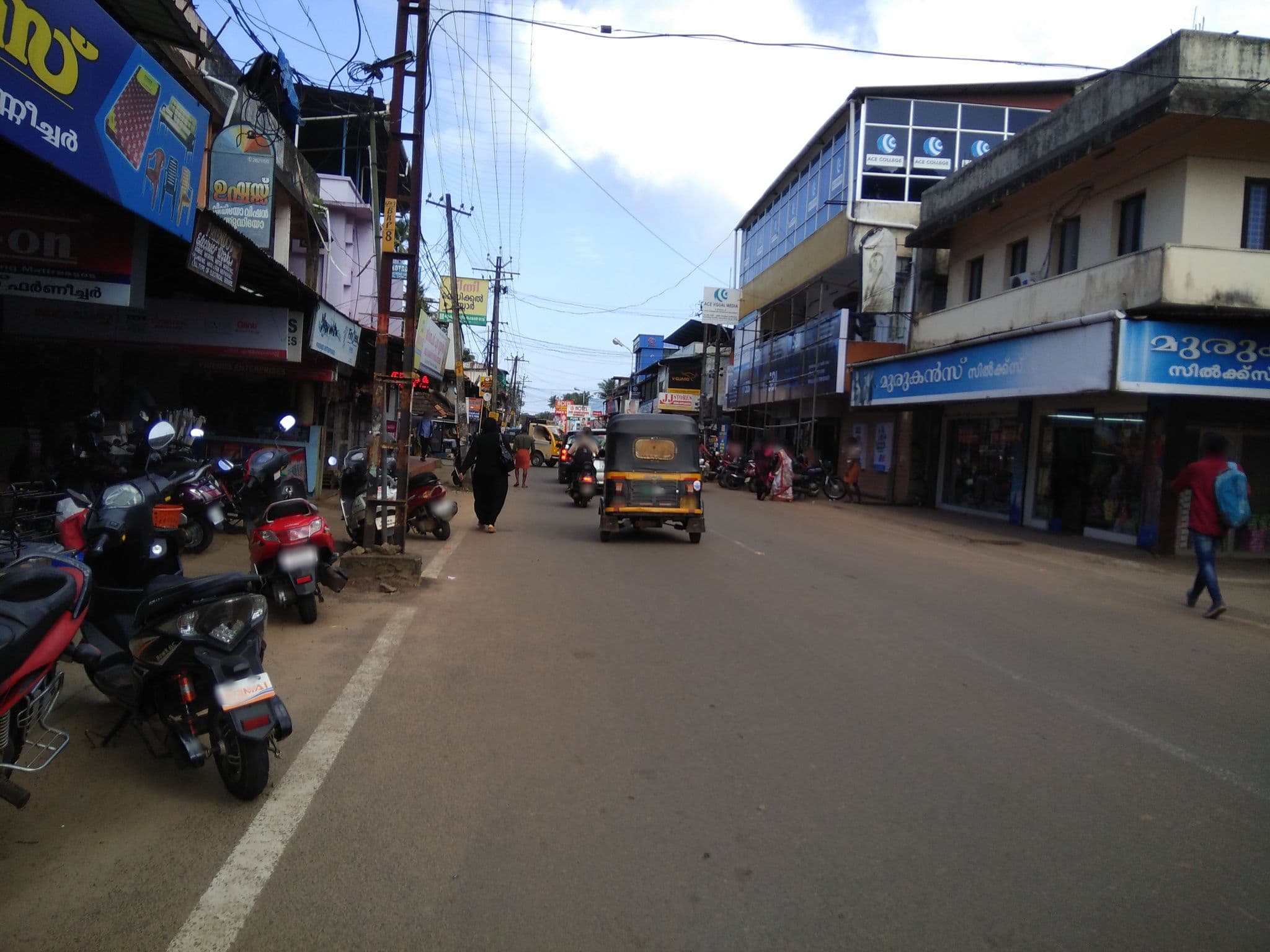 Street view near Uduppi Woodlands Hotel and Tourist home, Irinjālakuda — © manojkmohan (CC BY-SA · Mapillary)