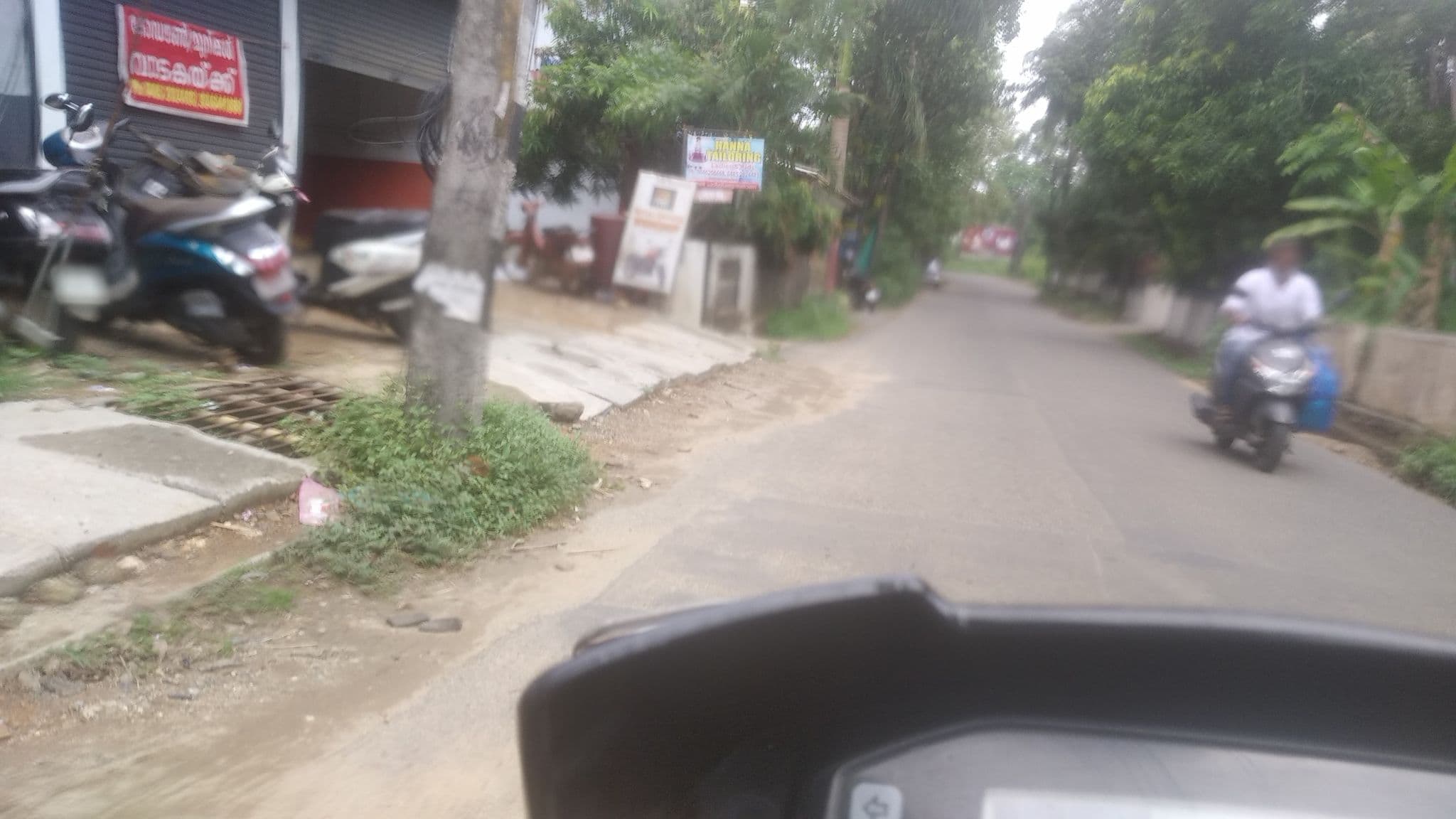 Street view near Chakravarthy men's hostel, Kotamangalam — © jothishbabu (CC BY-SA · Mapillary)