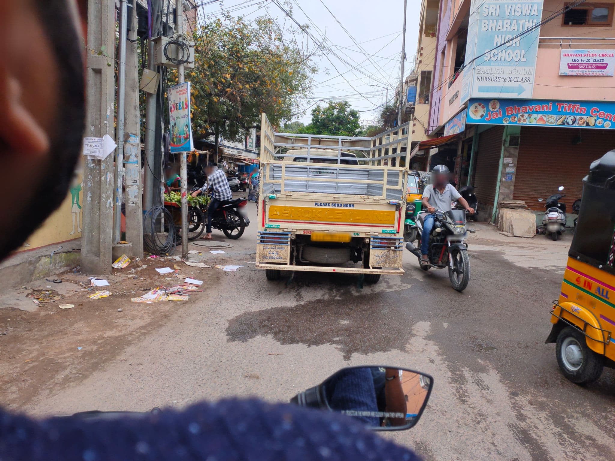 Street view near Tiffens center, Kukatpally