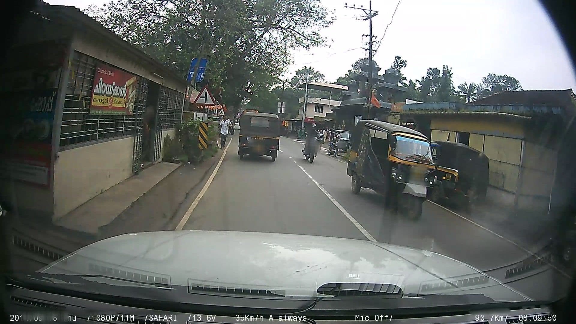 Street view near Chirakkal Hotel,Kavumpady, Vijayapuram — © johnichan (CC BY-SA · Mapillary)