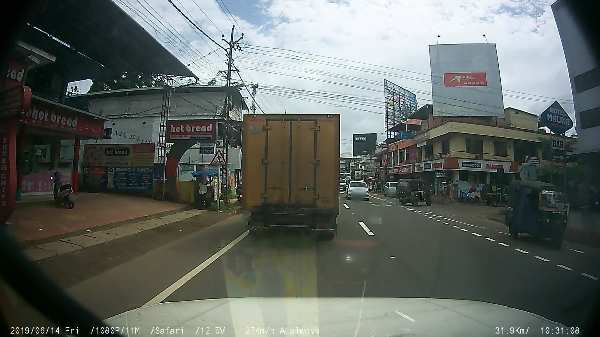 Street view near Malika restaurant and residency, Ettumānūr — © johnichan (CC BY-SA · Mapillary)