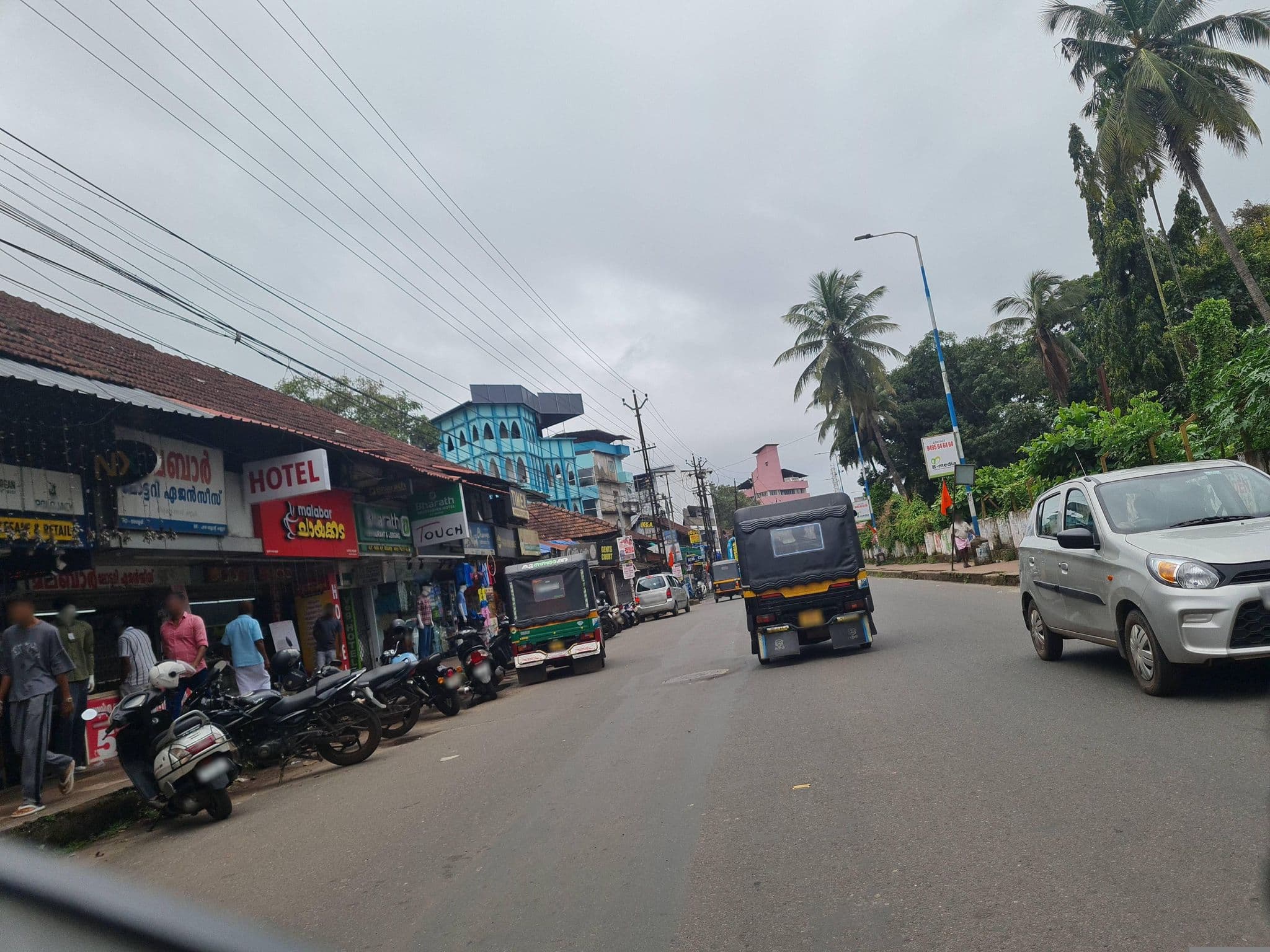 Street view near Komalam Hotel Vegetarian, Kannur — © dinshkm (CC BY-SA · Mapillary)