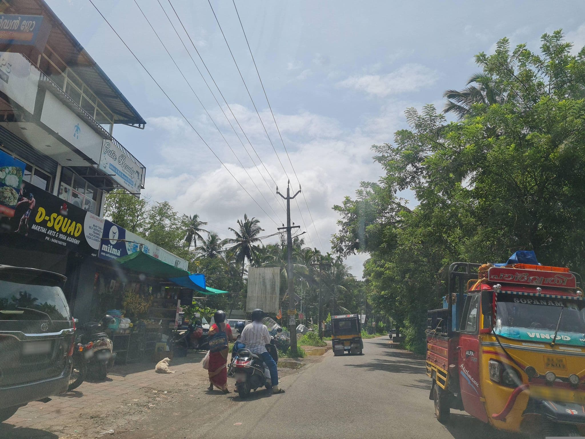 Street view near Thottathi Restaurent, Tellicherry — © dinshkm (CC BY-SA · Mapillary)
