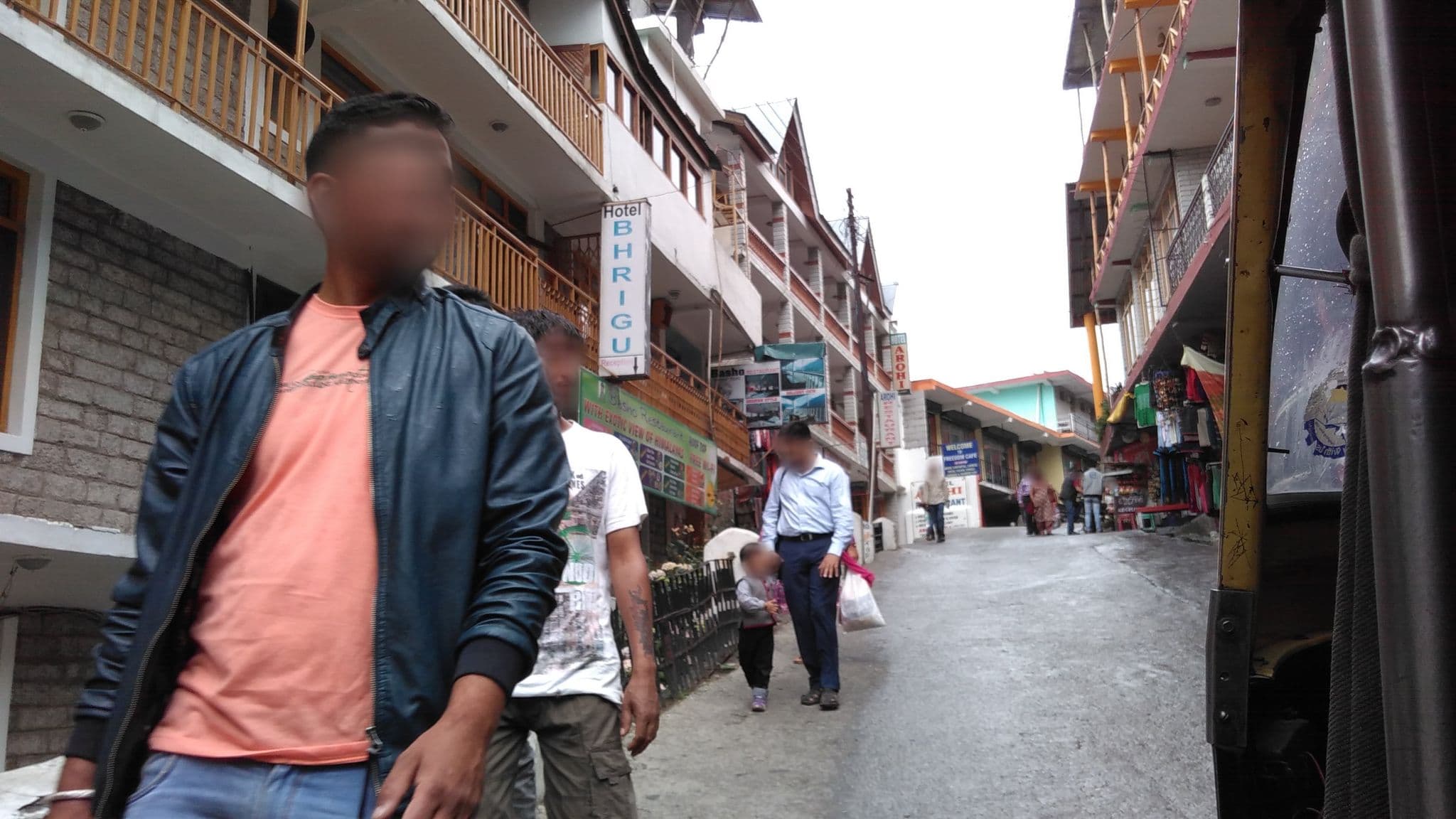 Street view near Hotel Bhrigu, Kulu