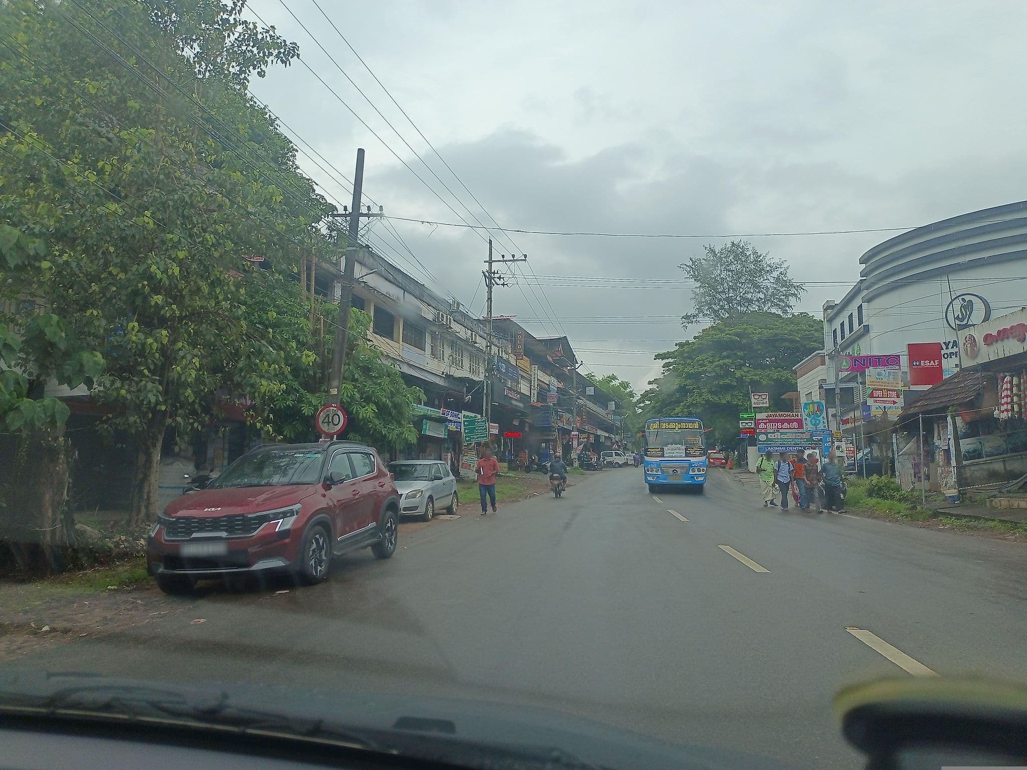 Street view near Hotel Akshaya Family Restaurant, Amballūr — © gnoeee (CC BY-SA · Mapillary)