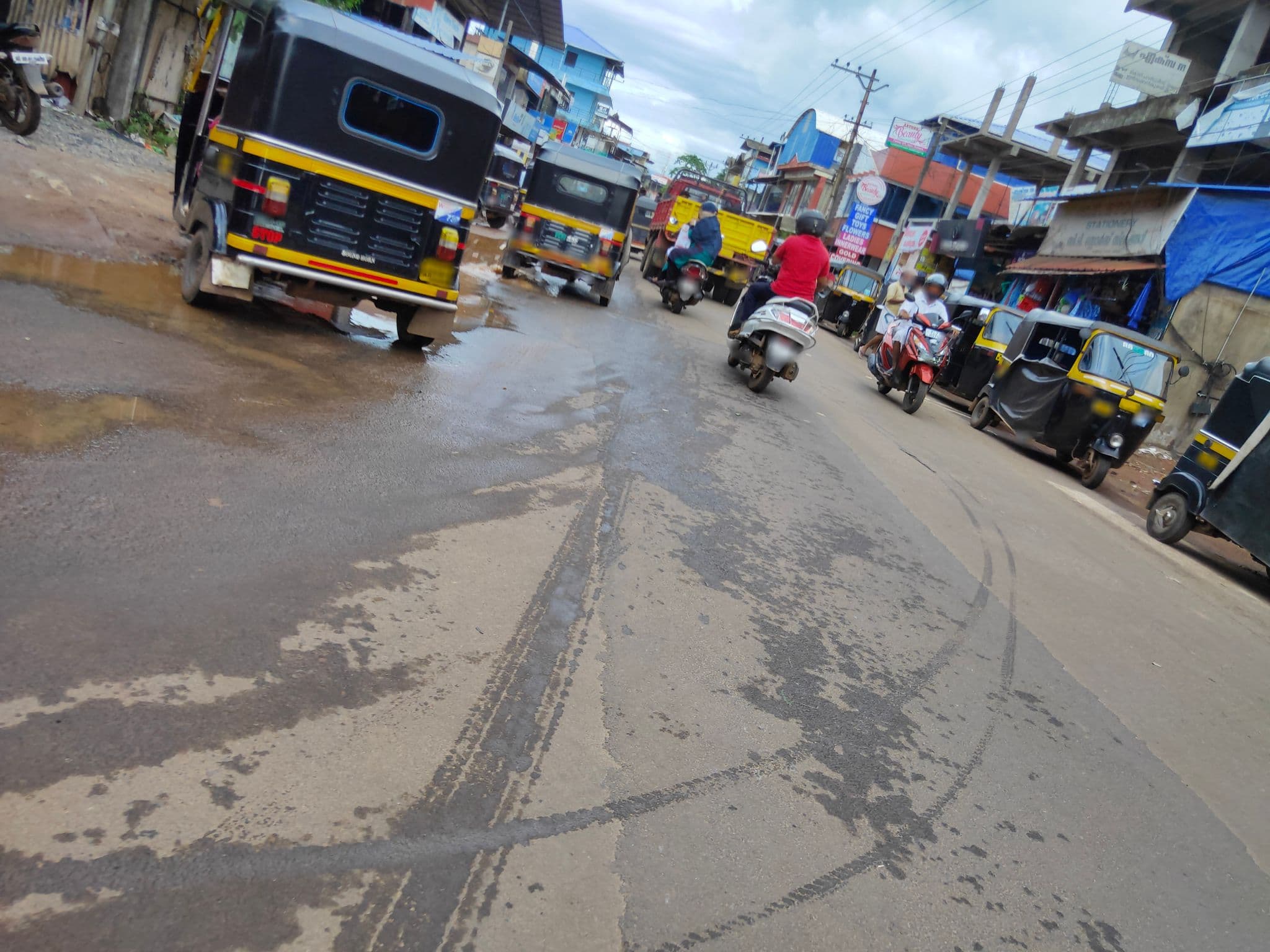 Street view near Iqbals Hotel, Nilambūr — © abduramshad (CC BY-SA · Mapillary)