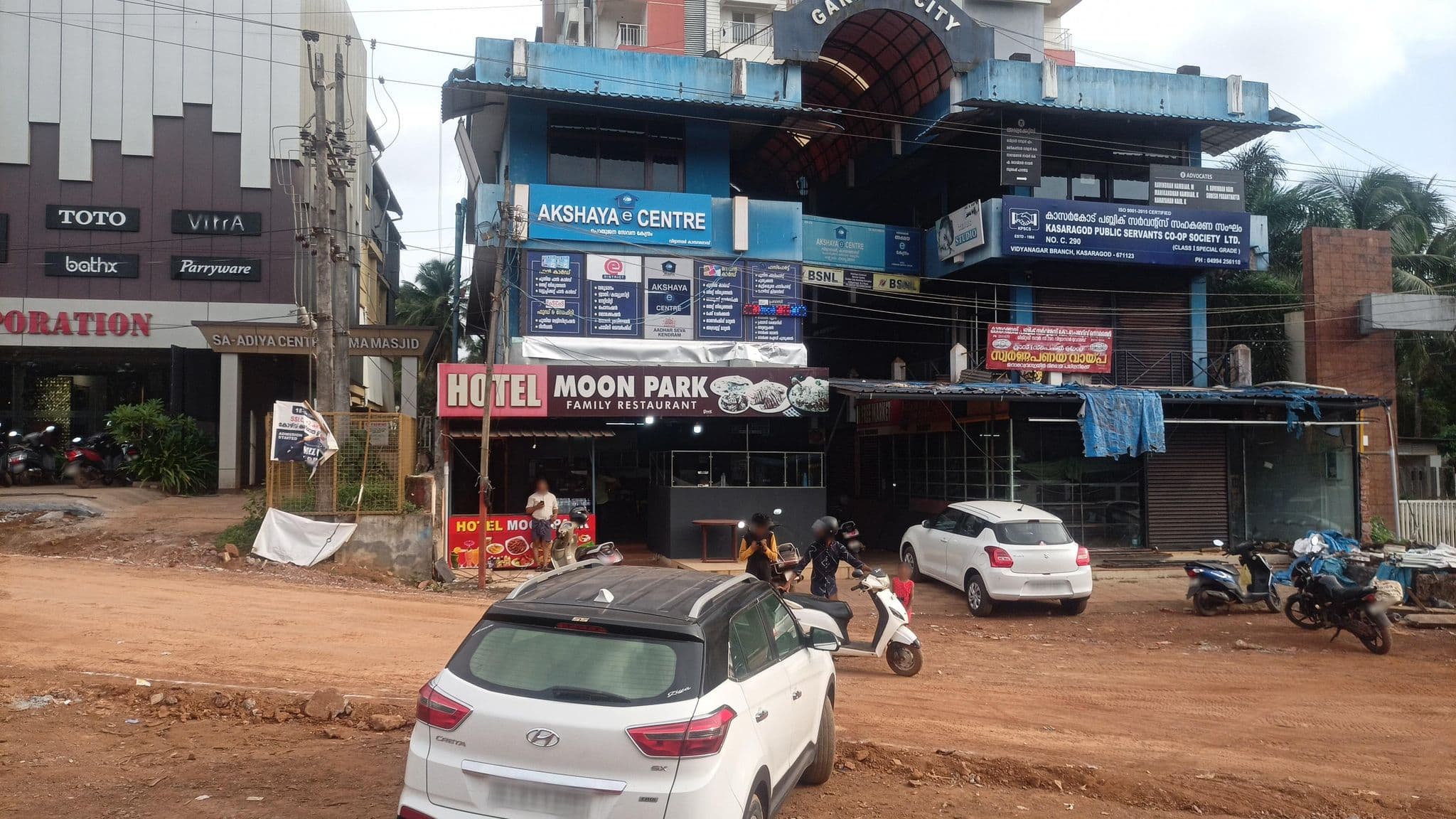 Street view near Moon Park Hotel, Madhūru — © smitha (CC BY-SA · Mapillary)