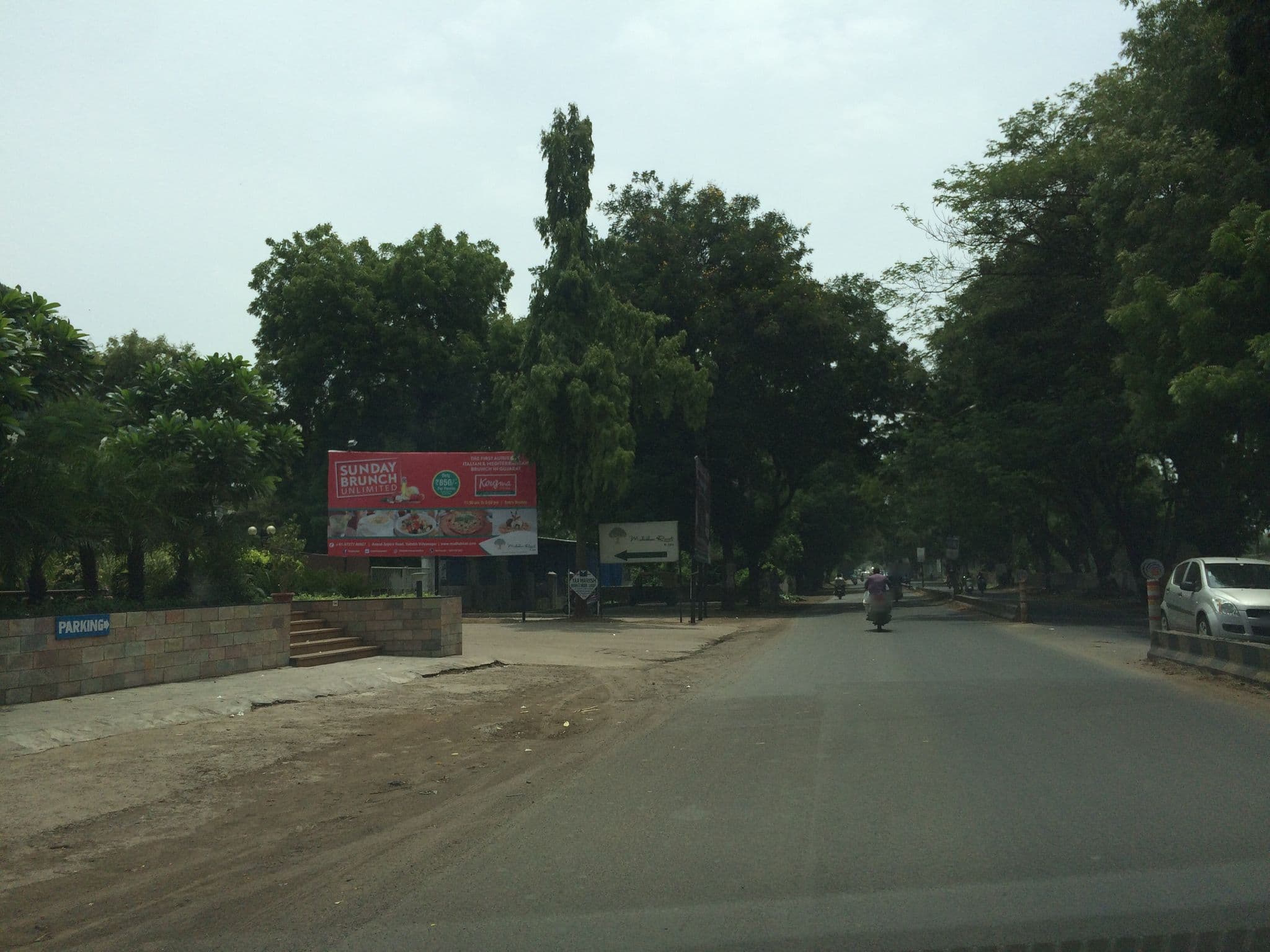 Street view near Arizona Hotel and Banquet Hall, Anand — © shravan91 (CC BY-SA · Mapillary)
