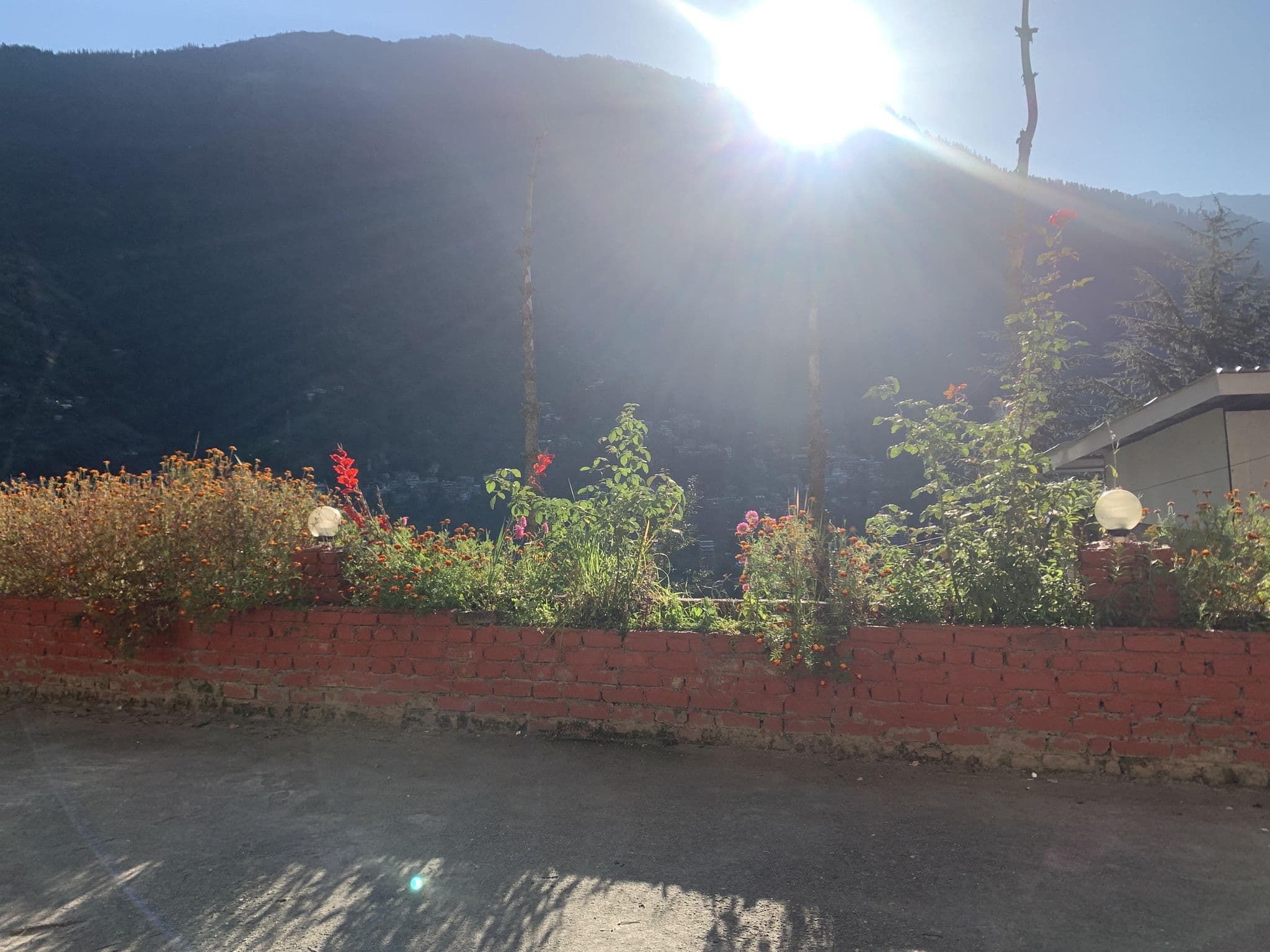 Street view near Monkbase Cafe and Hostel, Kulu