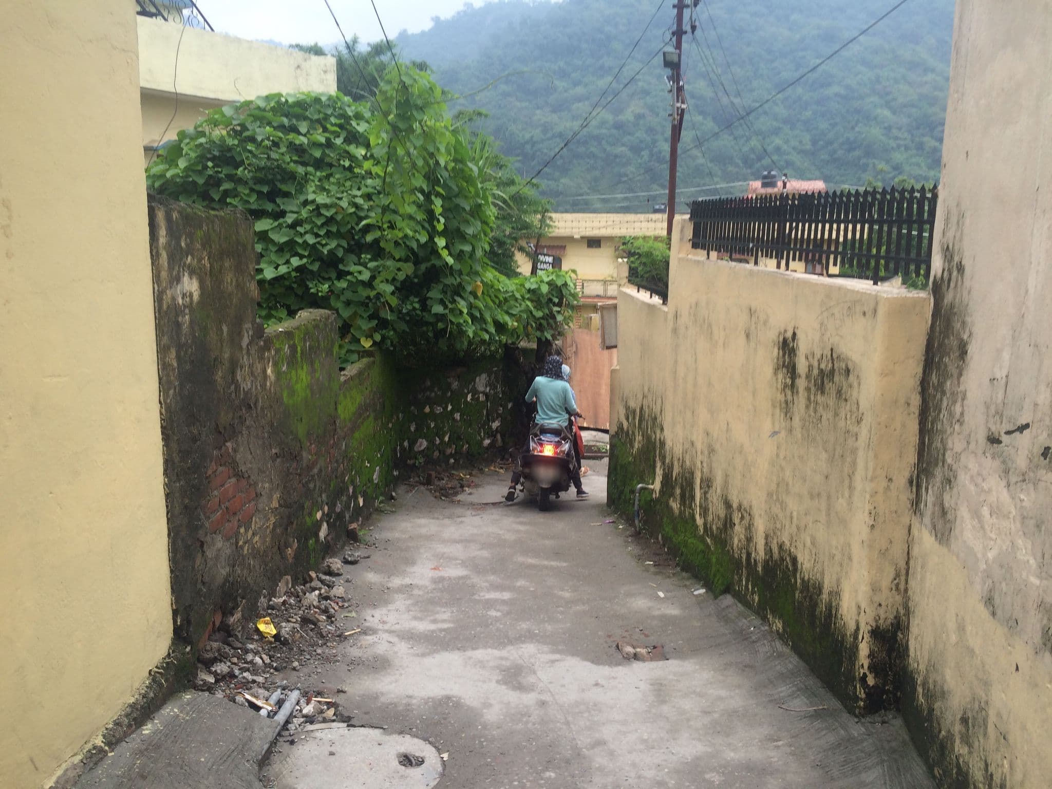 Street view near Dostel, Rishīkesh
