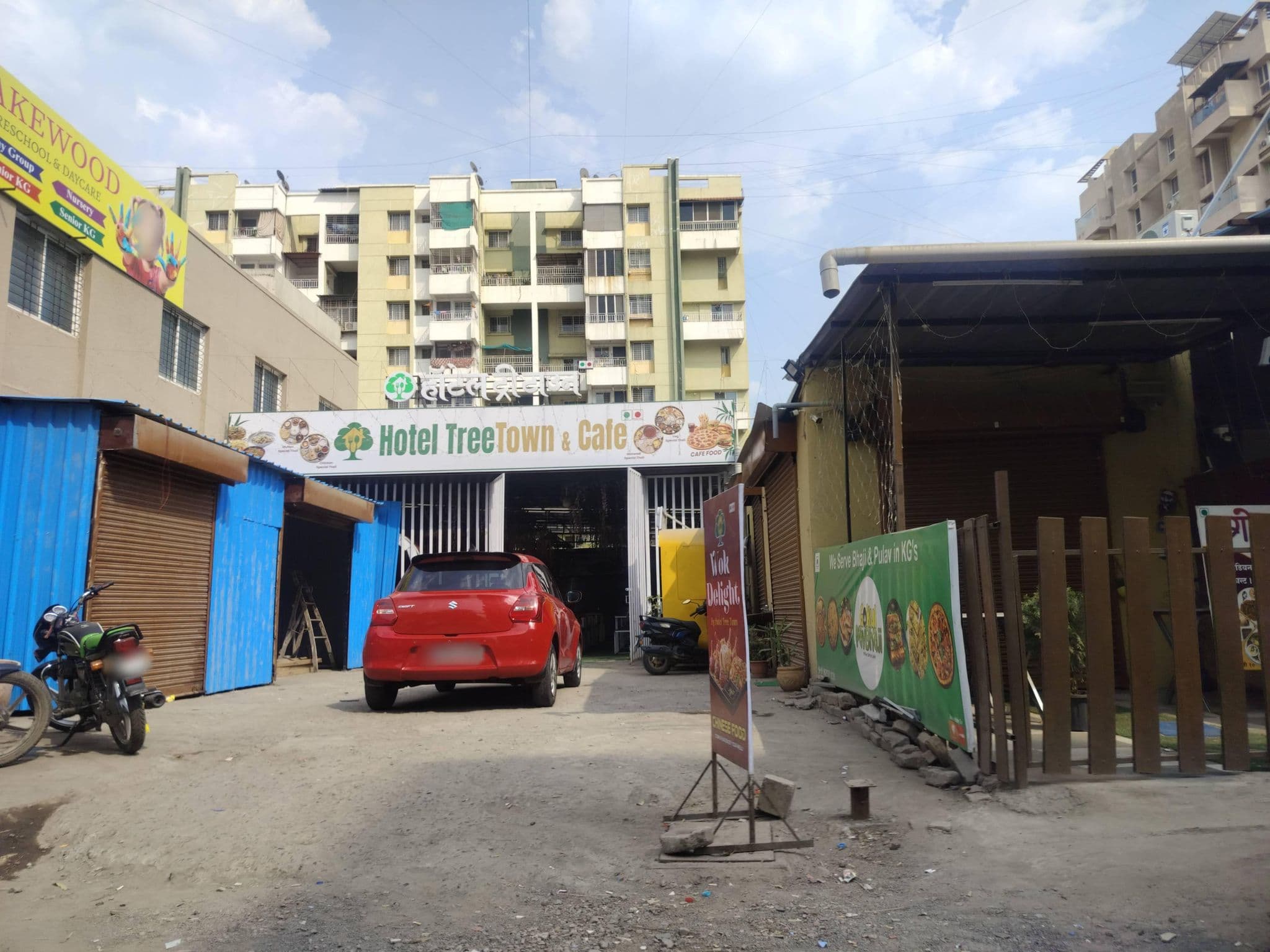 Street view near hotel5, Lohogaon — © santoshgaikar (CC BY-SA · Mapillary)