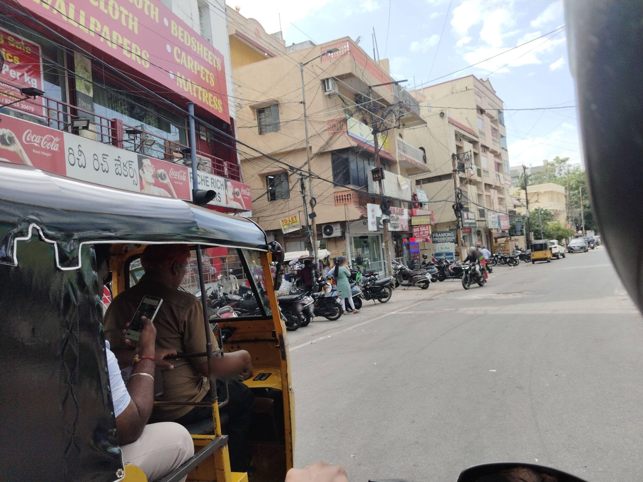 Street view near Athidhi Inn, Rāniganj — © Vasudev9866 (CC BY-SA · Mapillary)
