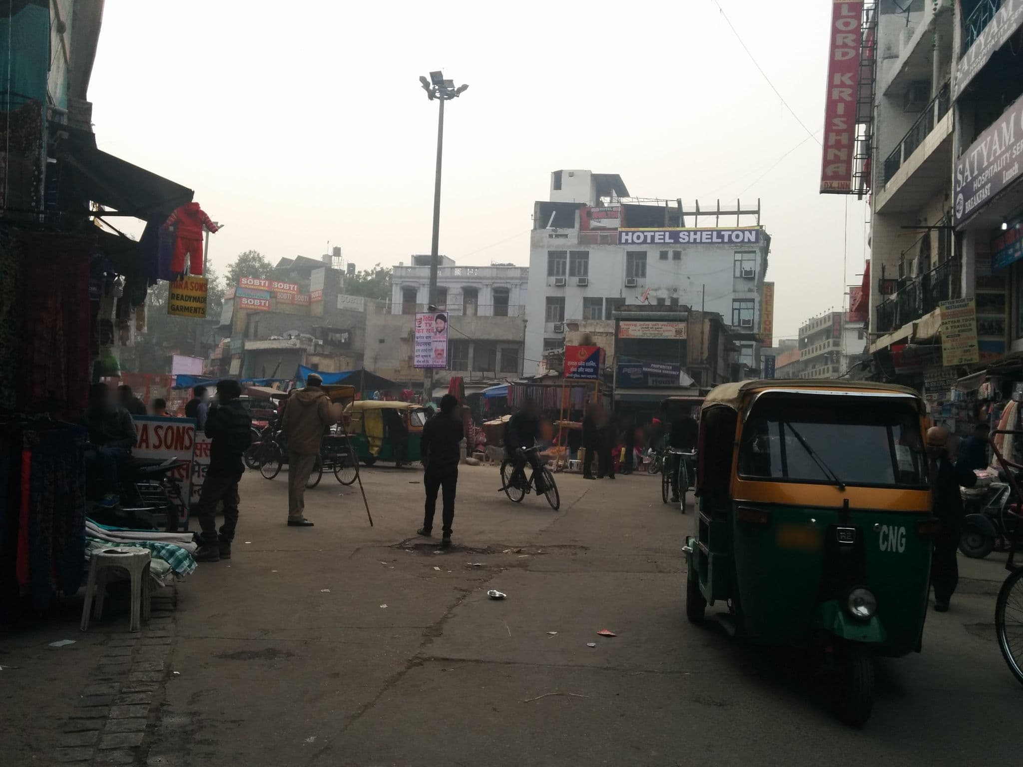 Street view near Le Roi Express, Delhi — © sashazykov (CC BY-SA · Mapillary)