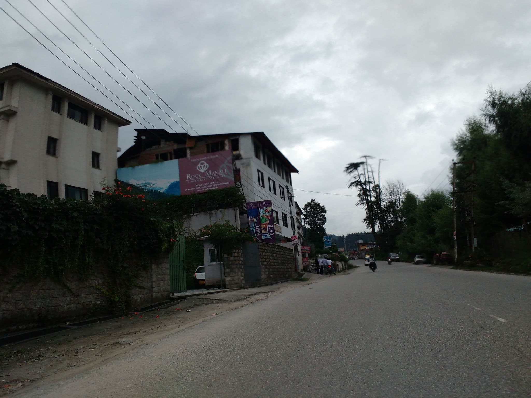 Street view near Rock Manali, Kulu