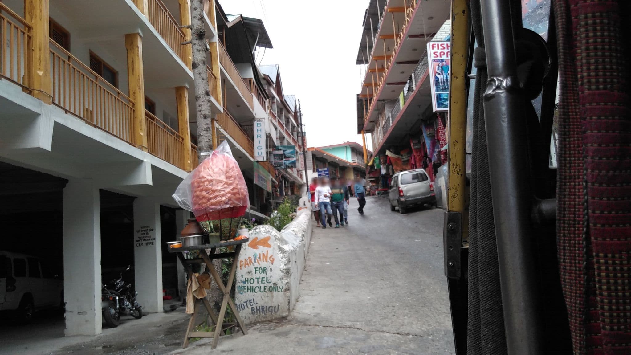 Street view near La Vaca India (Manali), Kulu