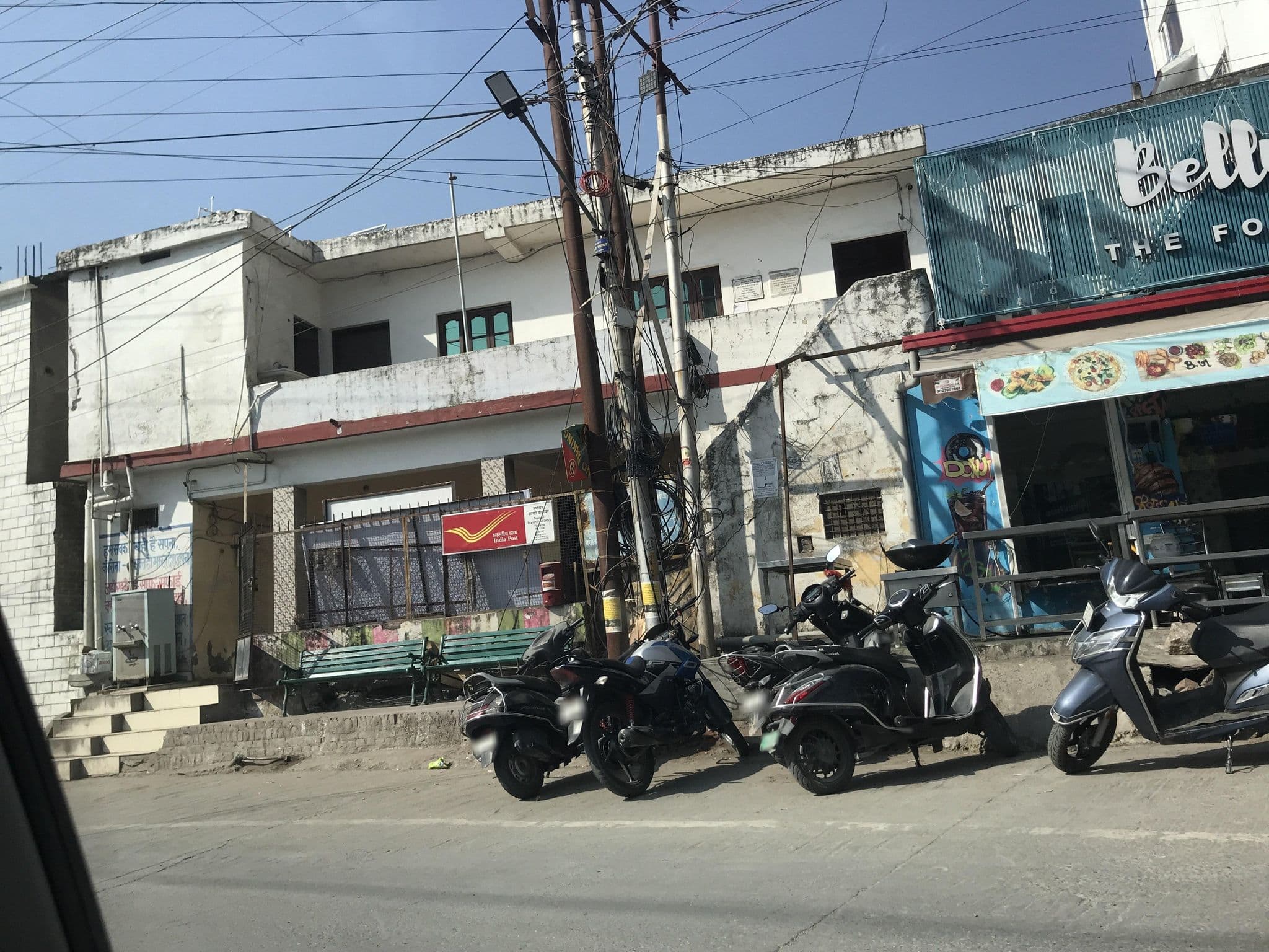 Street view near Peepal Tree, Rishīkesh