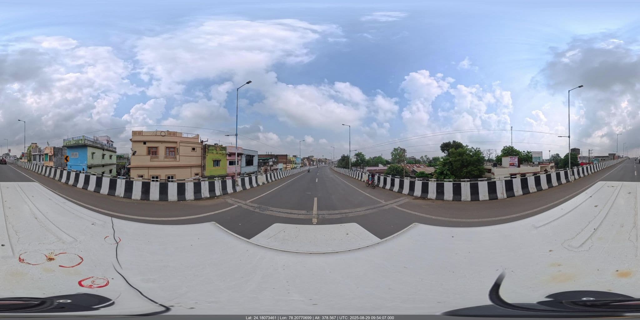 Street view near Hotel Shri Gurukripa, Etāwa — © snranjan (CC BY-SA · Mapillary)