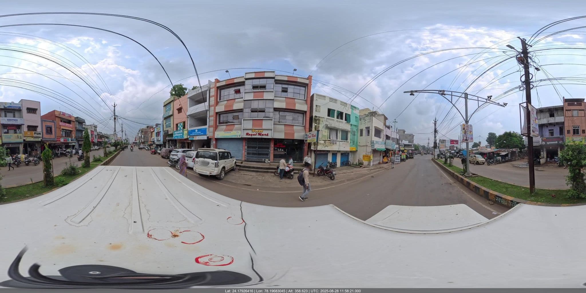 Street view near Hotel Royal Mark Bina, Etāwa — © snranjan (CC BY-SA · Mapillary)