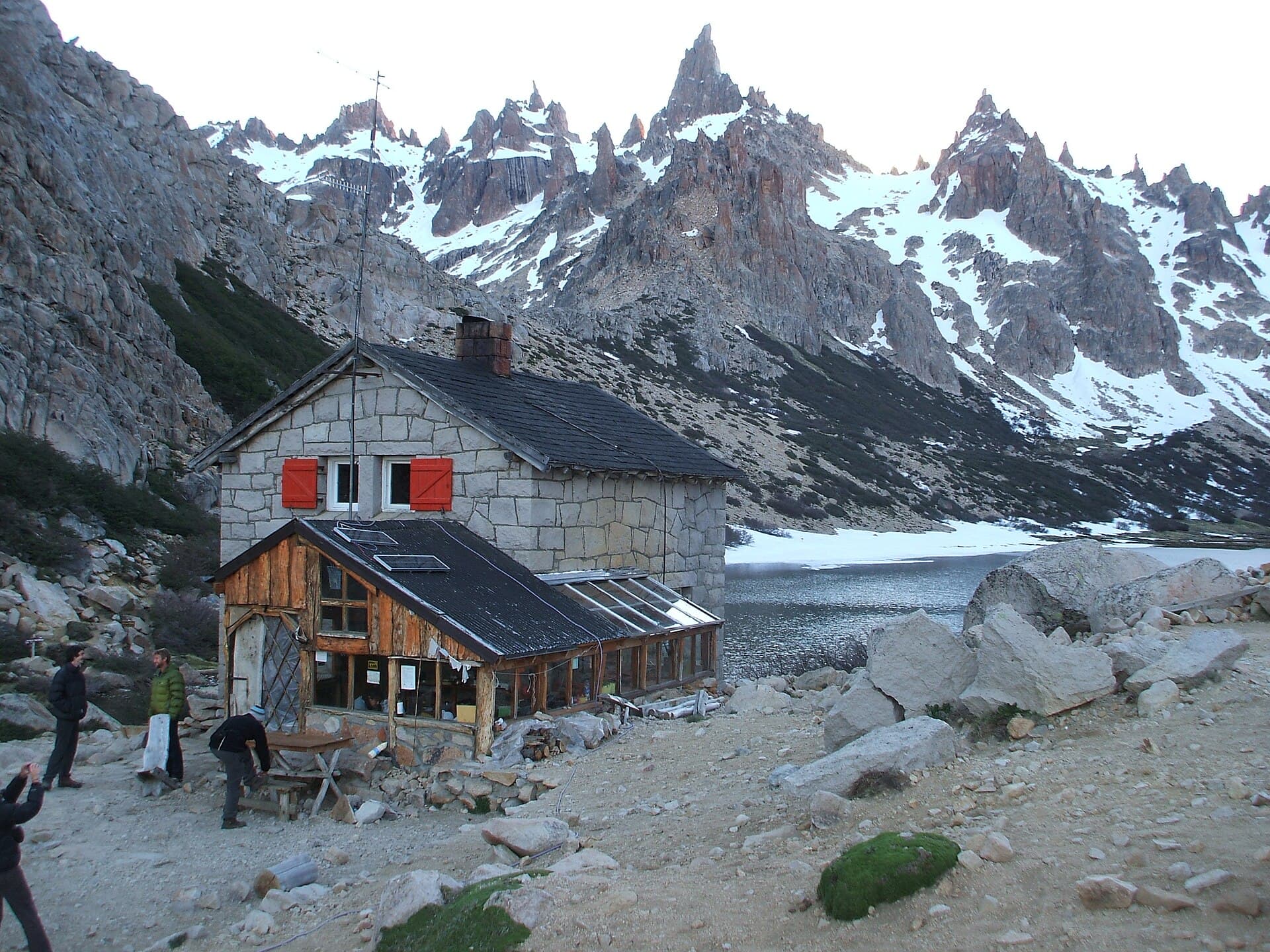 Refugio Emilio Frey (via Wikimedia Commons, CC BY-SA 3.0)