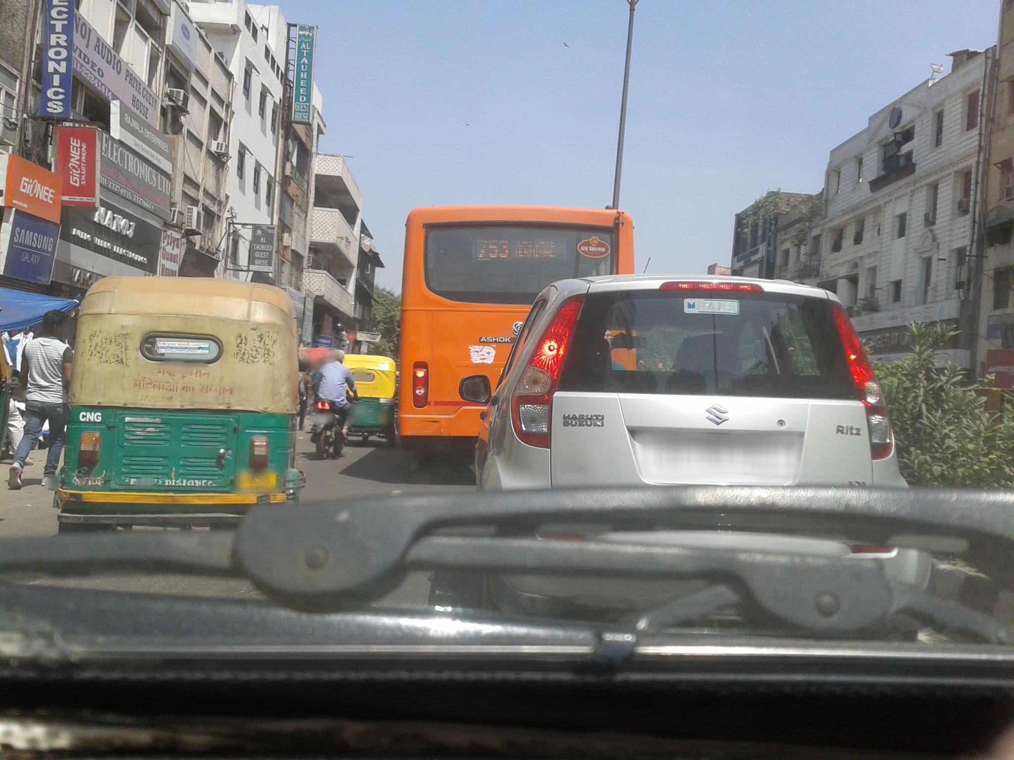 Street view near Hotel Oasis, Delhi — © srividya (CC BY-SA · Mapillary)