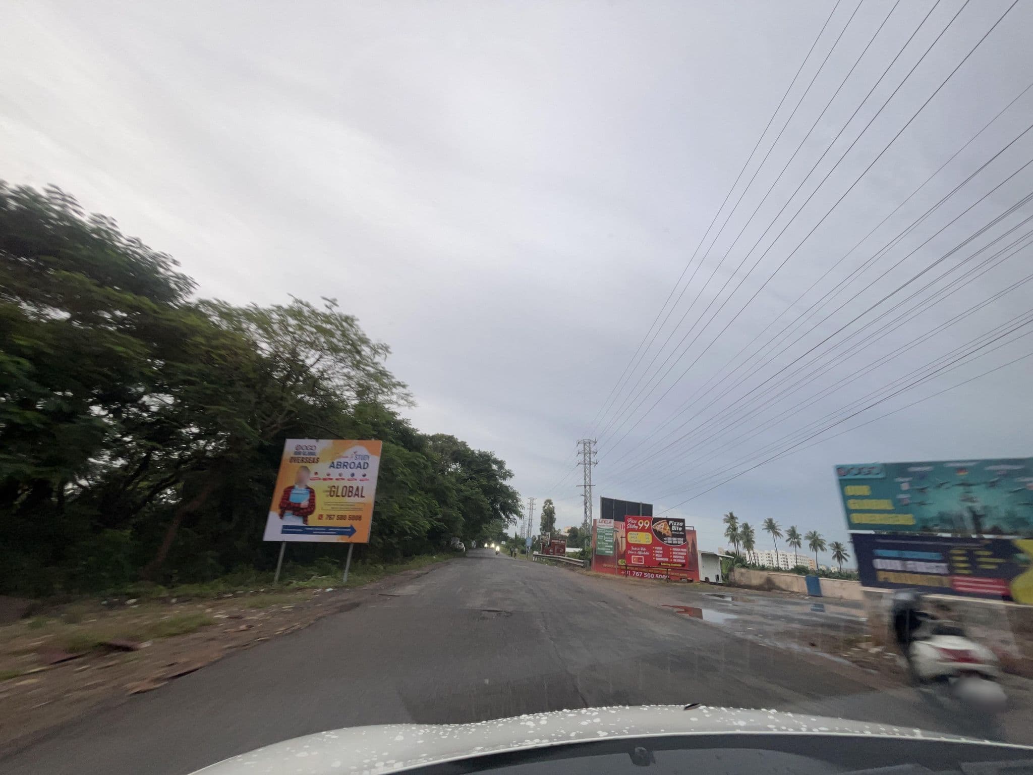 Street view near Meenakshi boys hostel, Vaddeswaram — © sameersk81 (CC BY-SA · Mapillary)