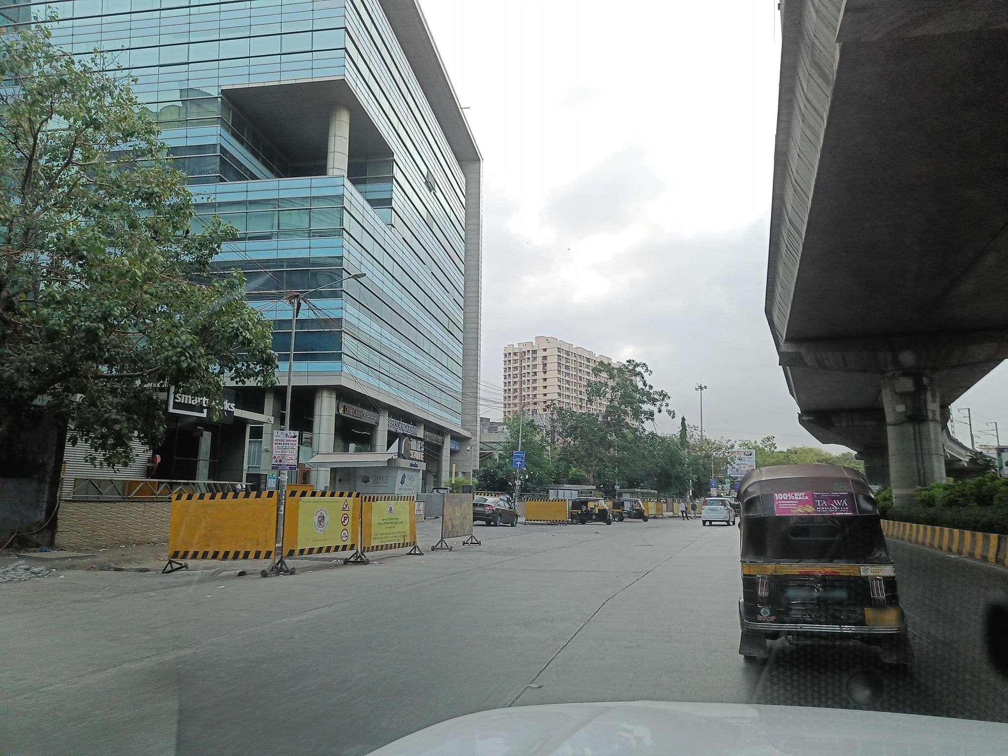 Street view near Townhouse Oak Times Square Le Western, Powai — © varunbhakhri (CC BY-SA · Mapillary)