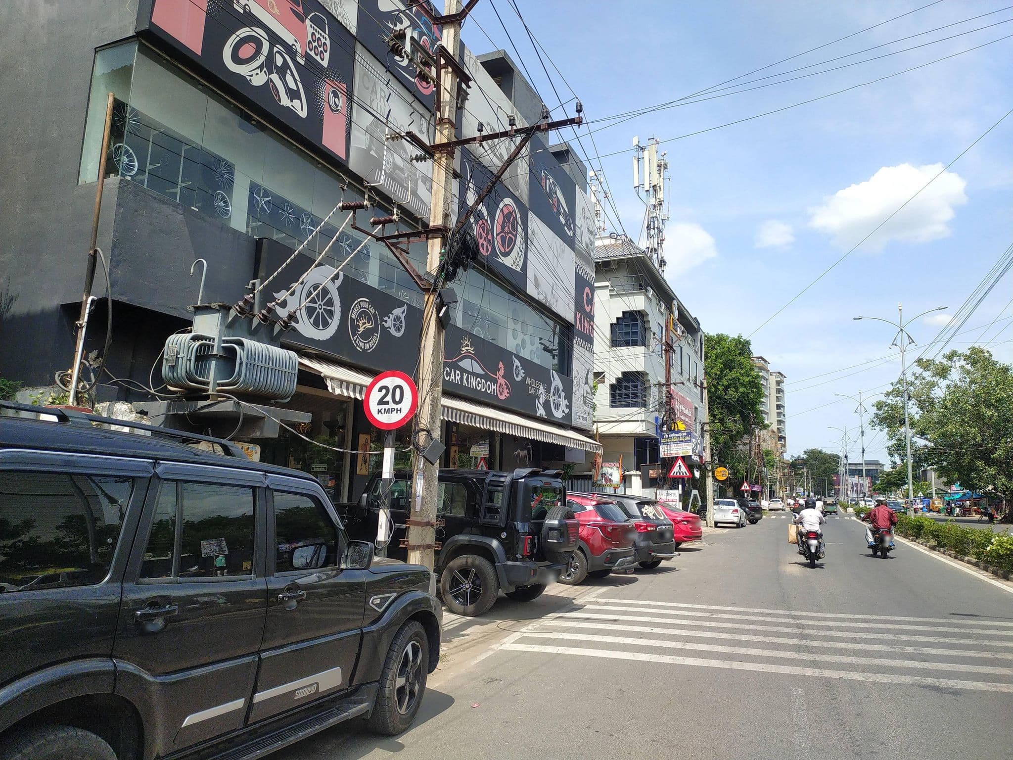 Street view near Yar Inn, Vijayawada — © Priyanka_1226 (CC BY-SA · Mapillary)