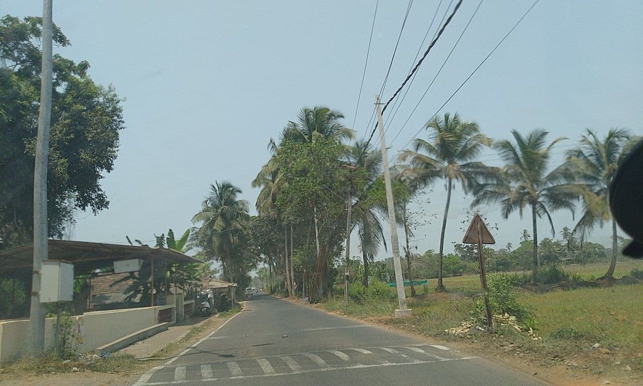 Street view near Saraya Eco Stay Mud House And Tree House, Saligao — © edz3056 (CC BY-SA · Mapillary)