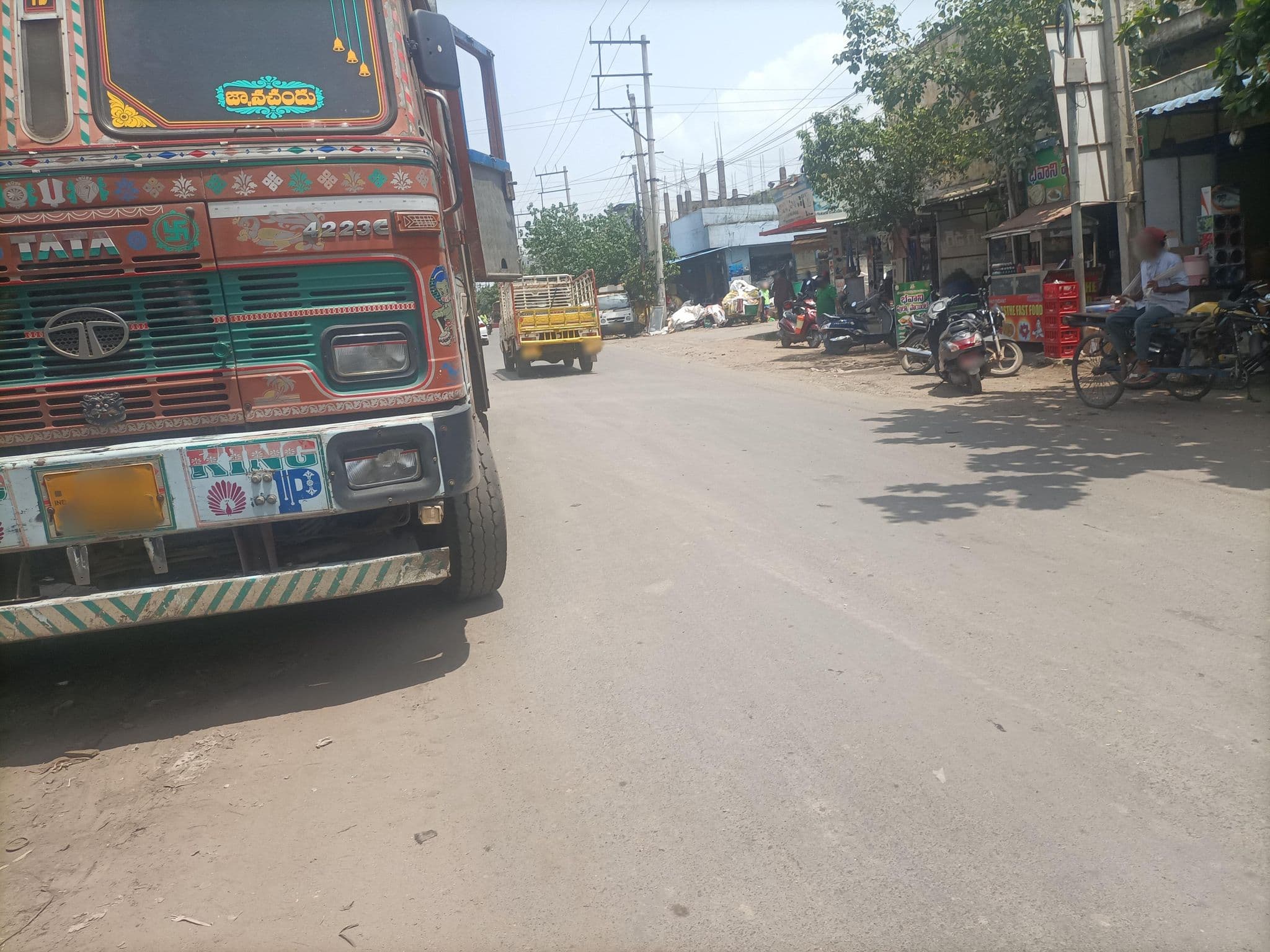 Street view near Sri Vinaayaka Hotel, Rāmavarappādu — © kknagamani21 (CC BY-SA · Mapillary)