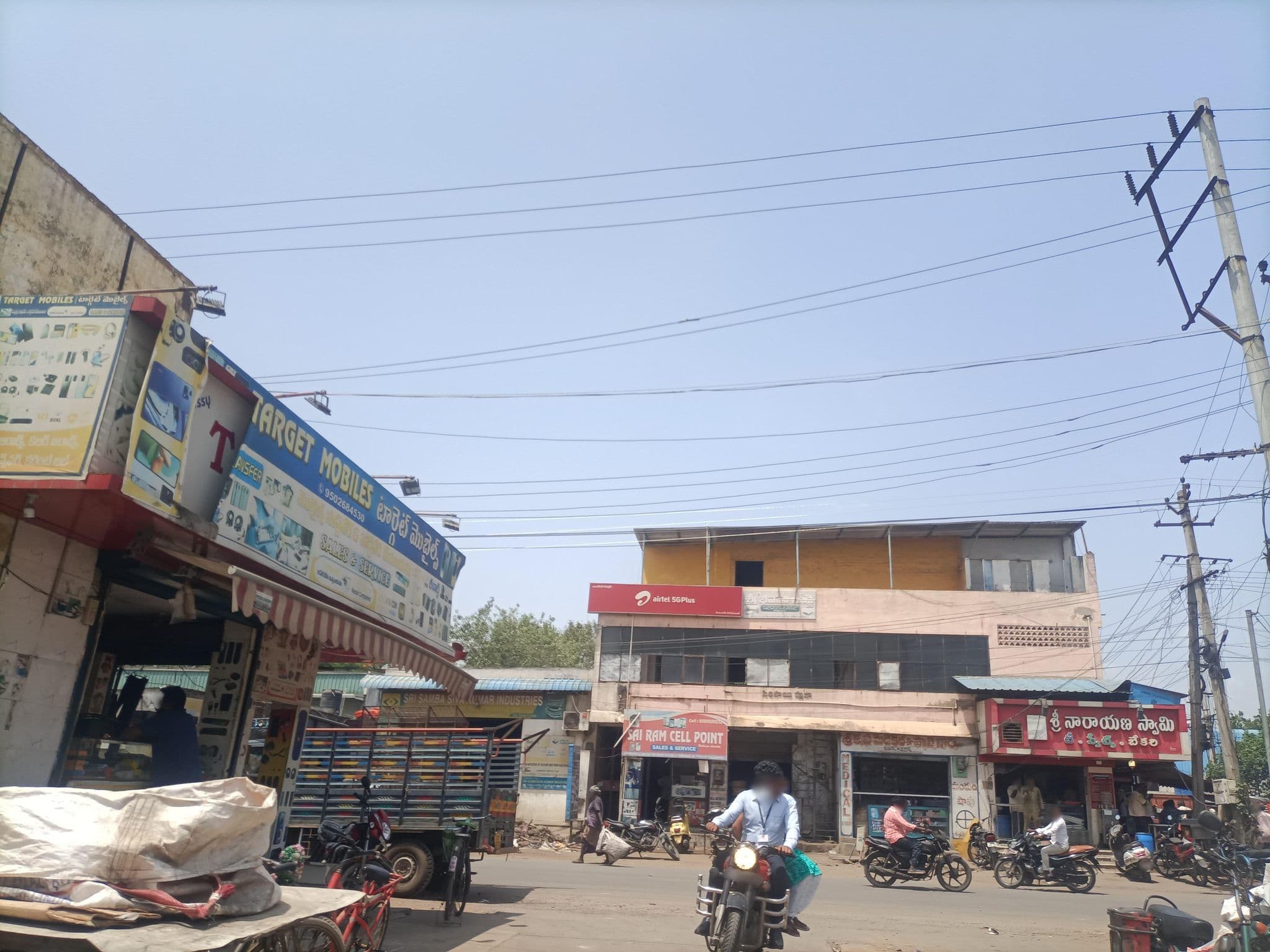 Street view near Sri Bavani Lodge, Rāmavarappādu — © kknagamani21 (CC BY-SA · Mapillary)