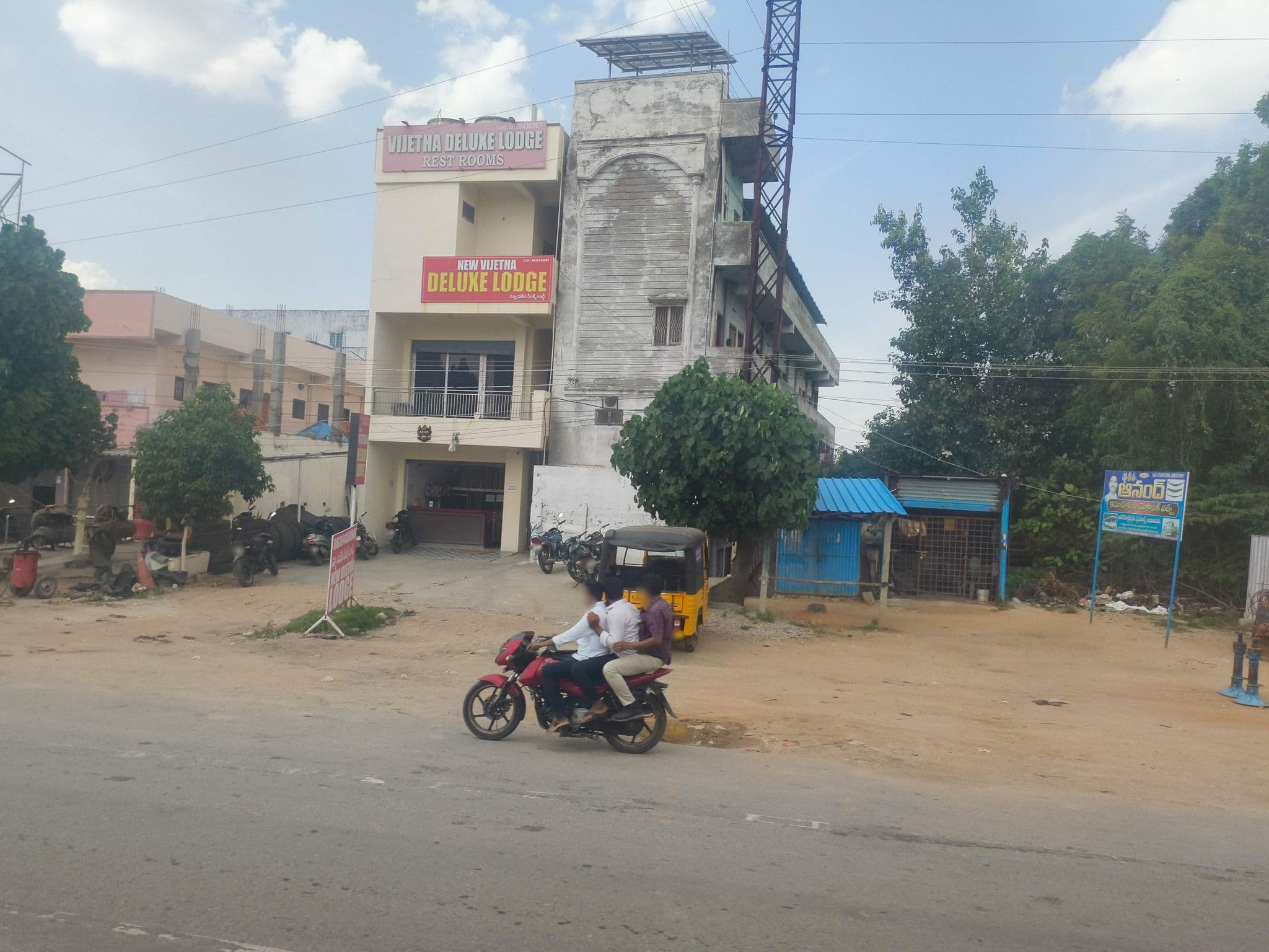 Street view near New Vijetha Deluxe Lodge, Suriāpet — © ph4ni (CC BY-SA · Mapillary)