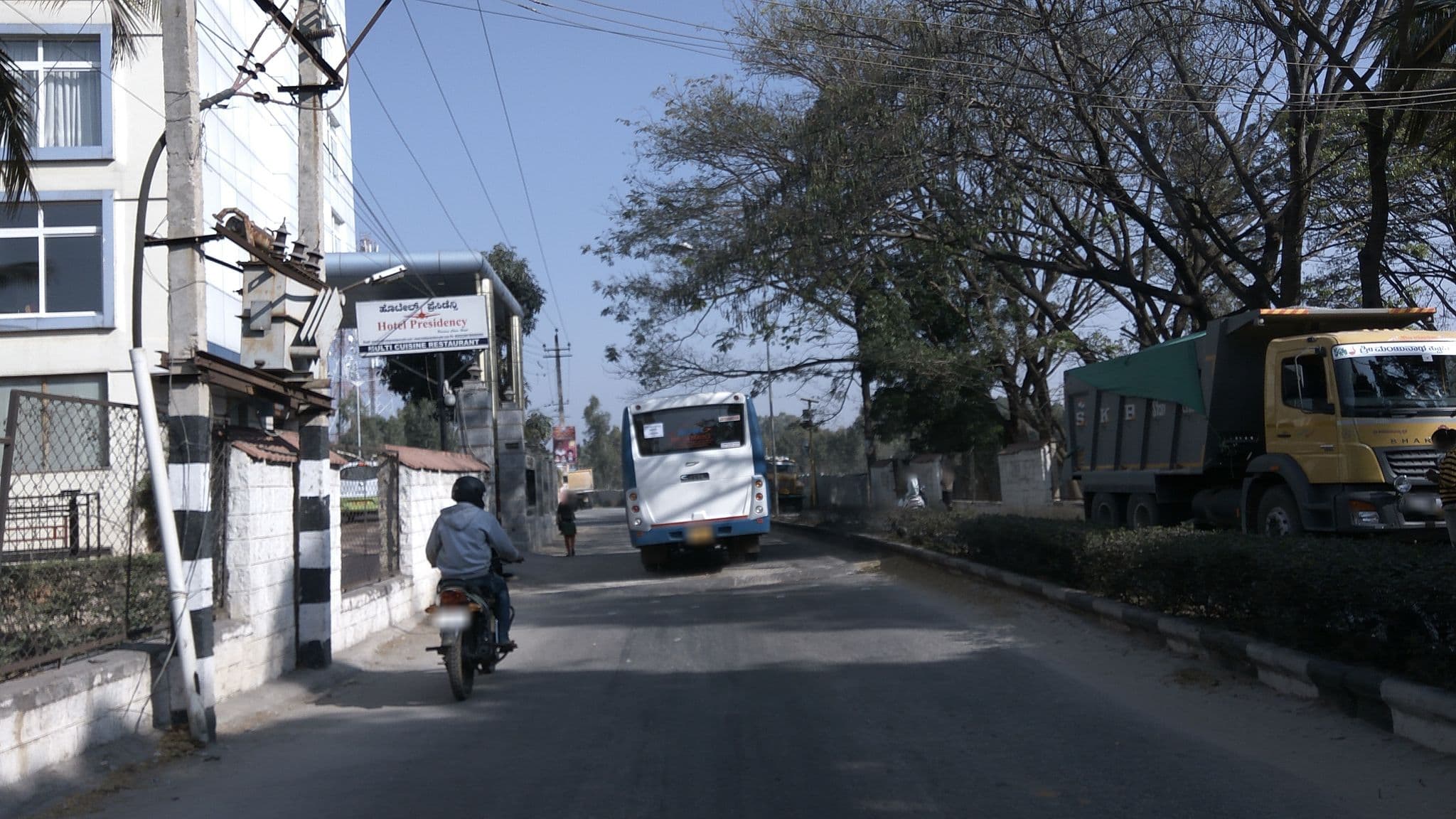 Street view near Hotel Presidency, Kādiganahalli — © natarajakaveeti (CC BY-SA · Mapillary)