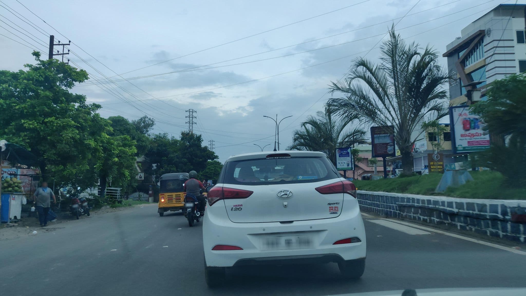 Street view near Hotel Silver Cloud, Kadipikonda — © srinivasganji (CC BY-SA · Mapillary)