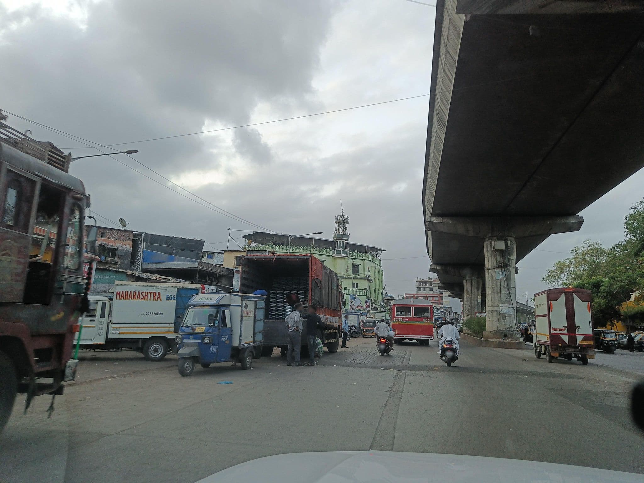 Street view near Signature Inn Dormitory, Powai — © varunbhakhri (CC BY-SA · Mapillary)