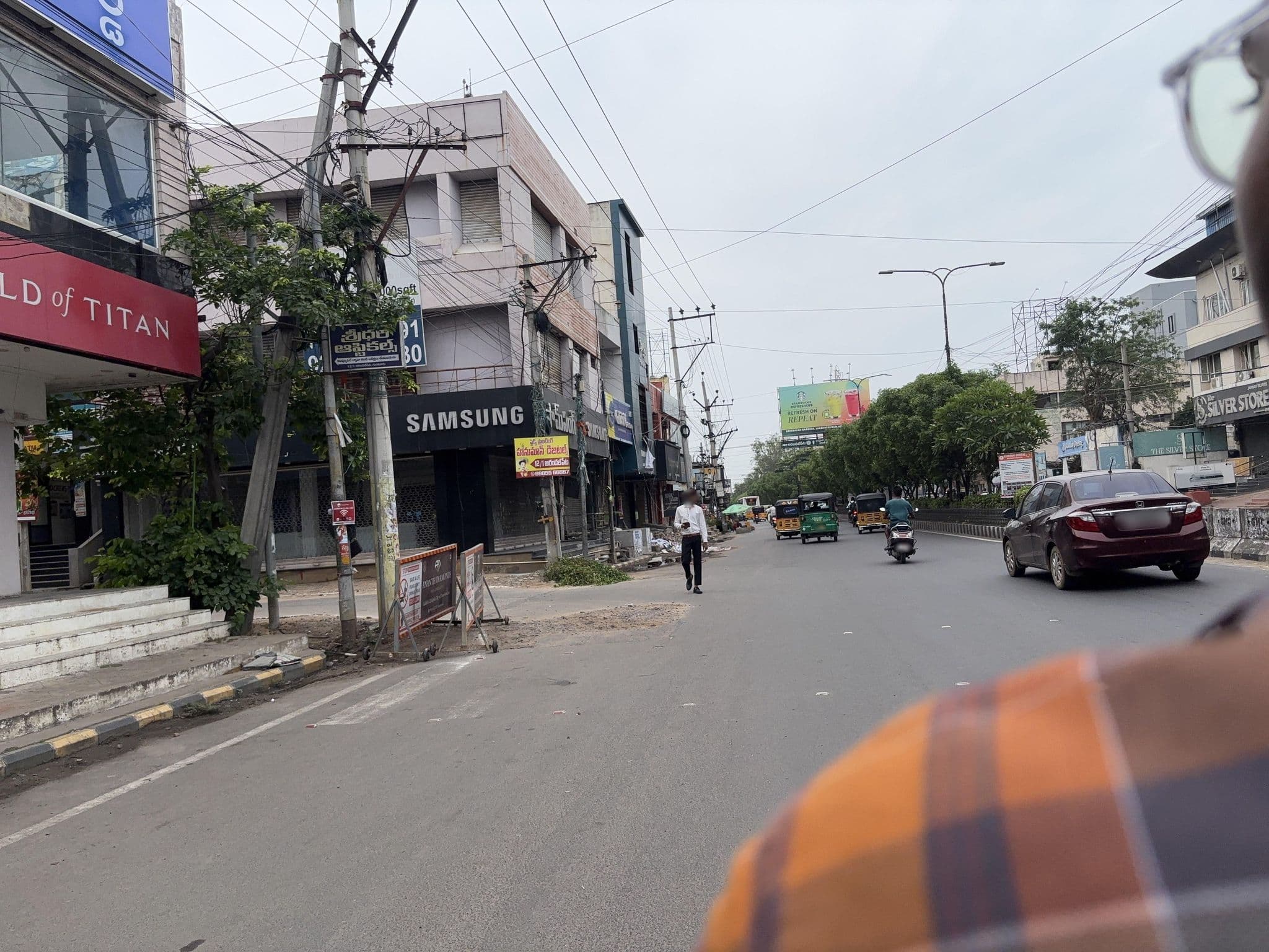Street view near Nagarjuna Hotel, Guntur — © Hindusri (CC BY-SA · Mapillary)