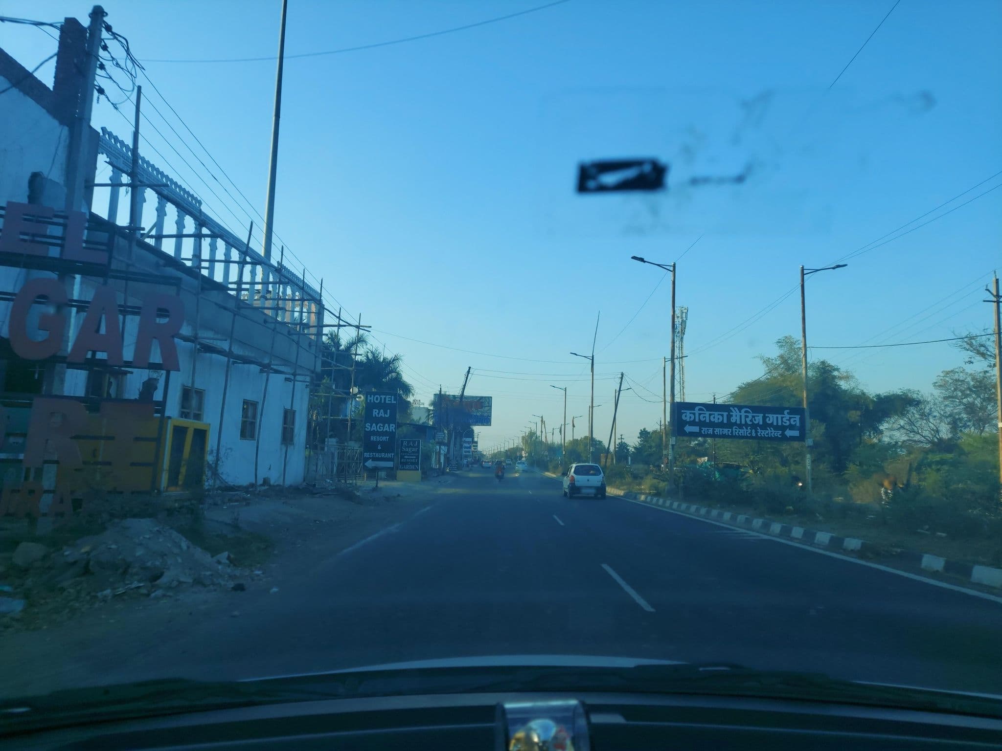 Street view near Hotel Raj Sagar, Ujjain — © amaldatta555 (CC BY-SA · Mapillary)