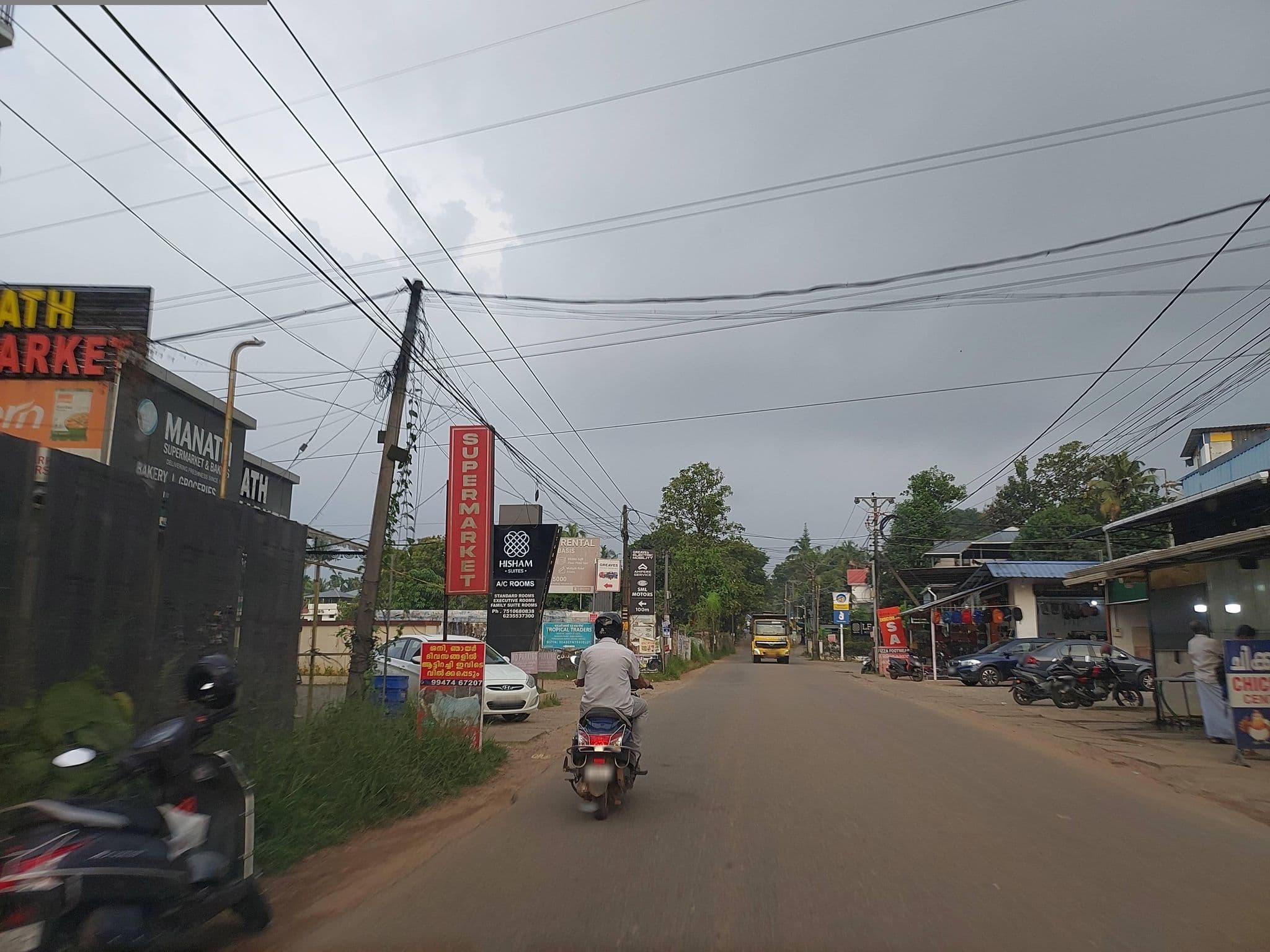 Street view near Hisham Suites, Kakkanad — © V15 (CC BY-SA · Mapillary)