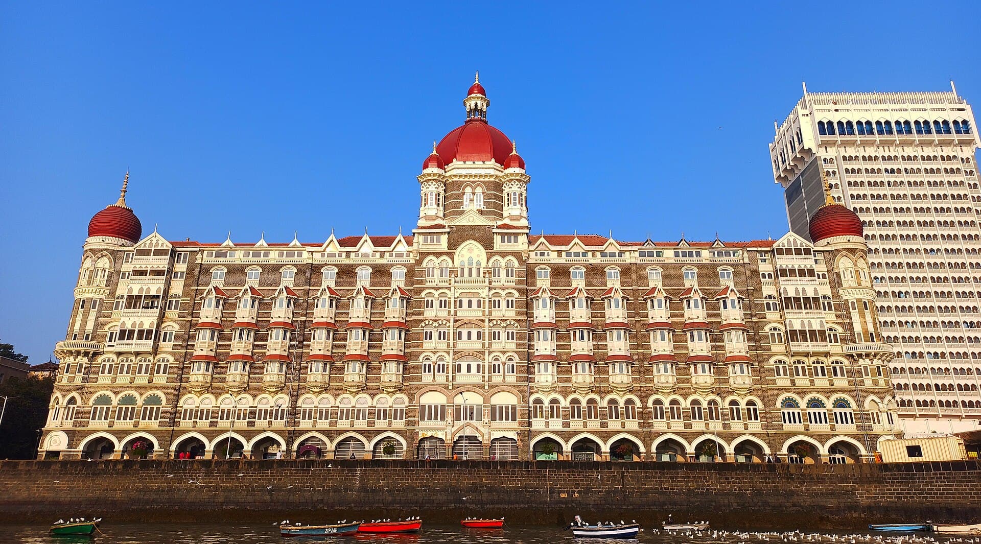 Taj Mahal Palace (via Wikimedia Commons, CC BY-SA 4.0)