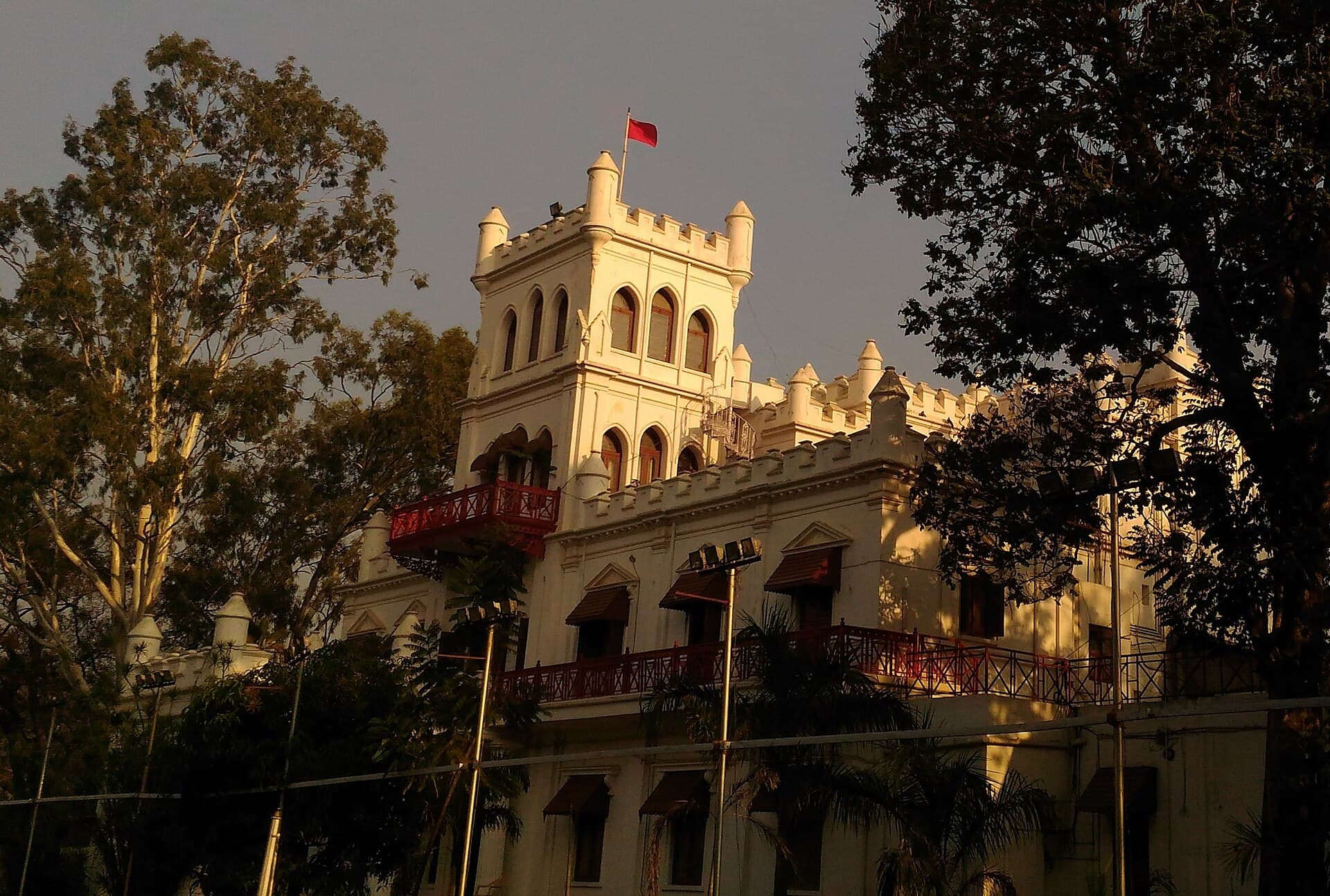 Jayamahal Palace Hotel (via Wikimedia Commons, CC BY-SA 4.0)