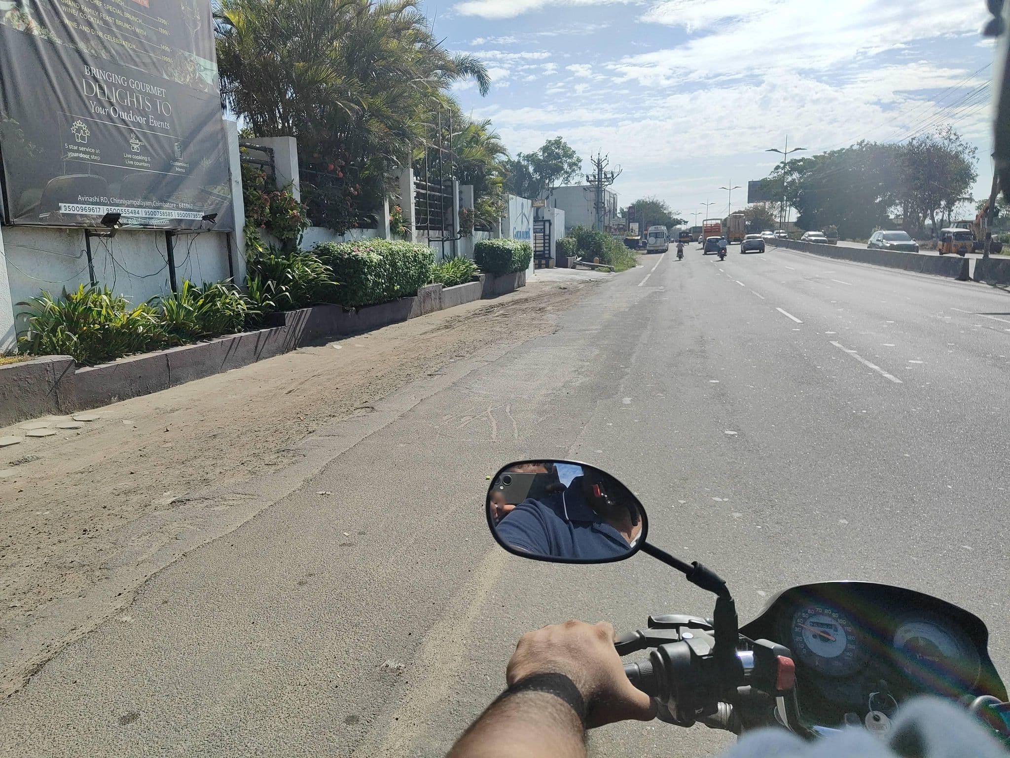 Street view near Golulam Park Inn, Chinniyampālaiyam — © om99 (CC BY-SA · Mapillary)