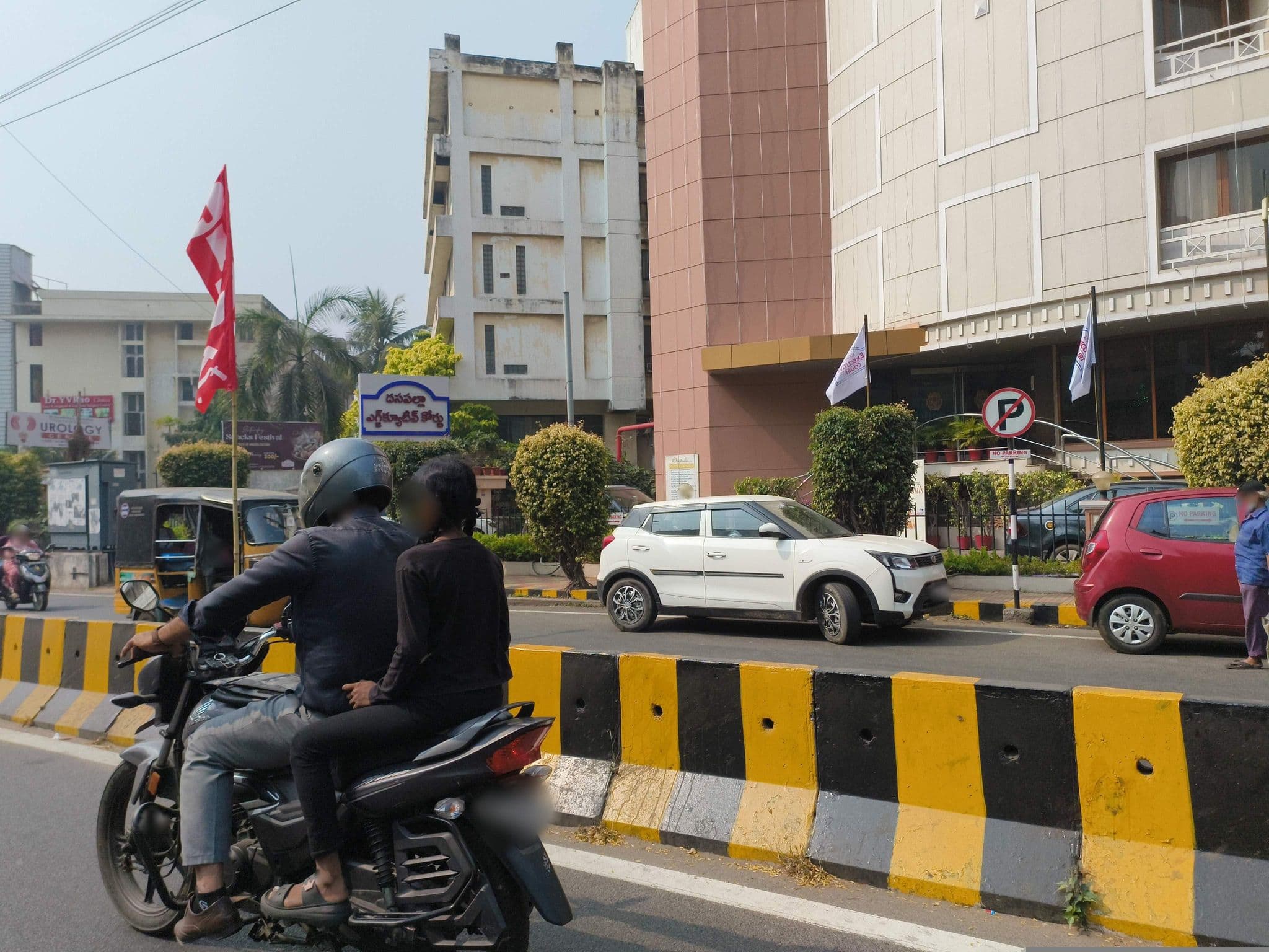 Street view near Daspalla Execuitve Court, Rasapūdipalem — © ph4ni (CC BY-SA · Mapillary)
