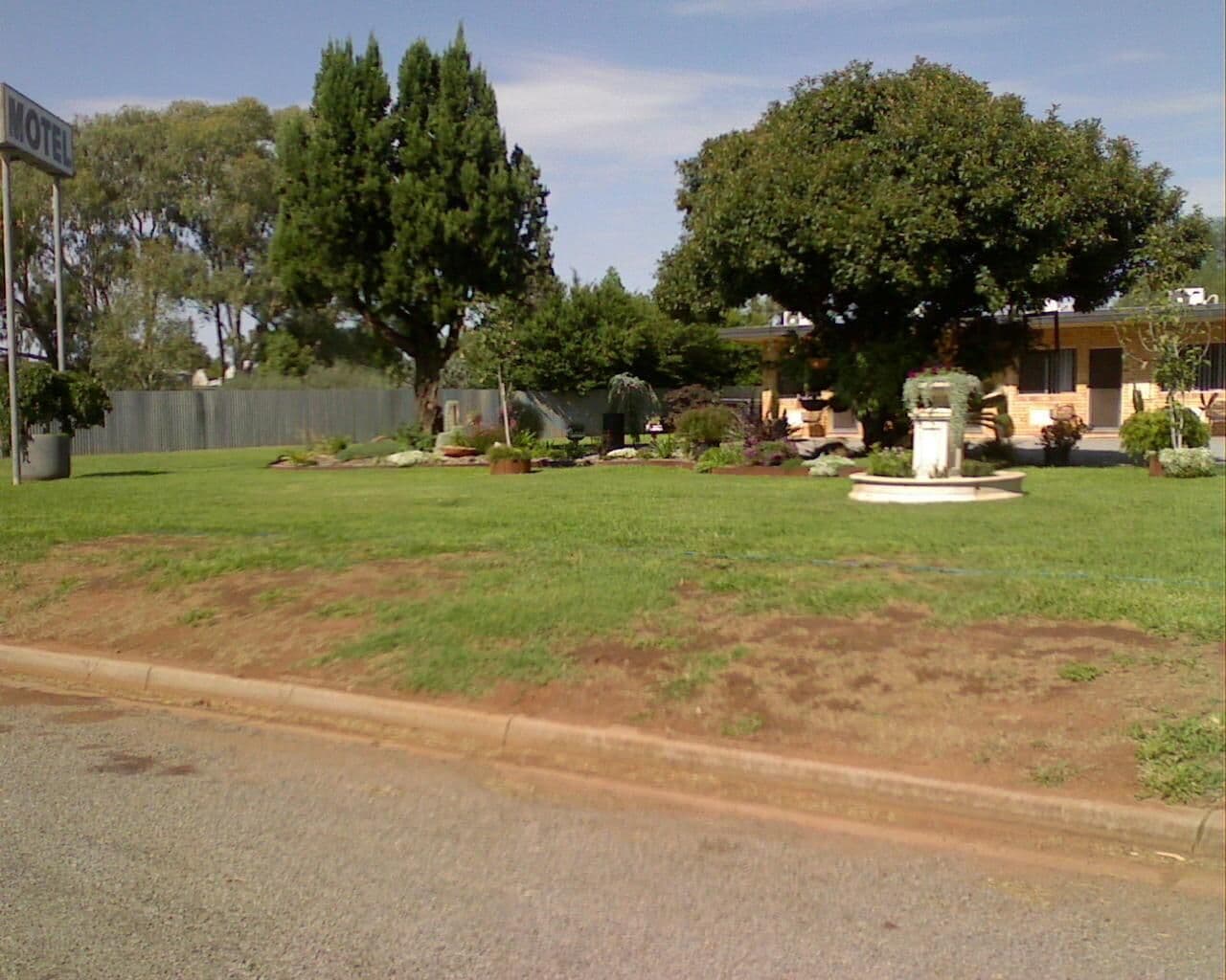Street view near The London Hotel, Leeton — © bob3bob3 (CC BY-SA · Mapillary)
