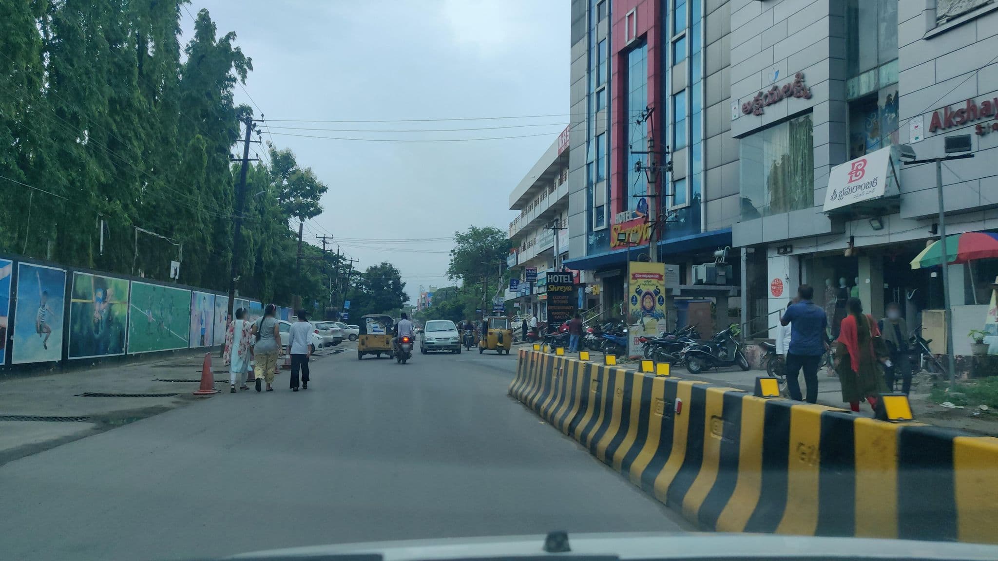 Street view near shreya hotel, Warangal — © srinivasganji (CC BY-SA · Mapillary)