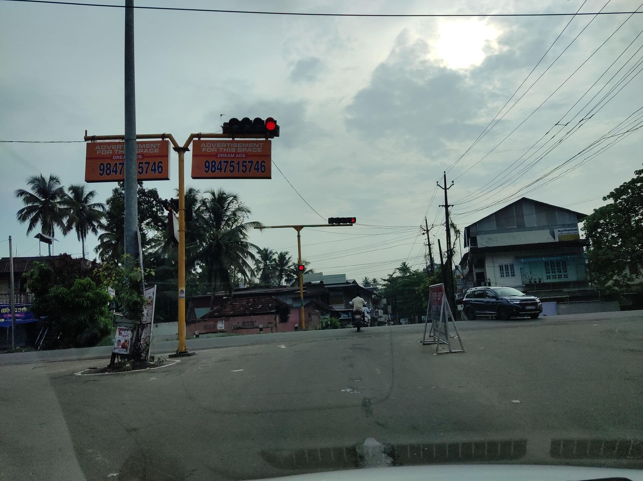 Street view near Majilis Cafe, Pattiyūrgrāmam — © V15 (CC BY-SA · Mapillary)