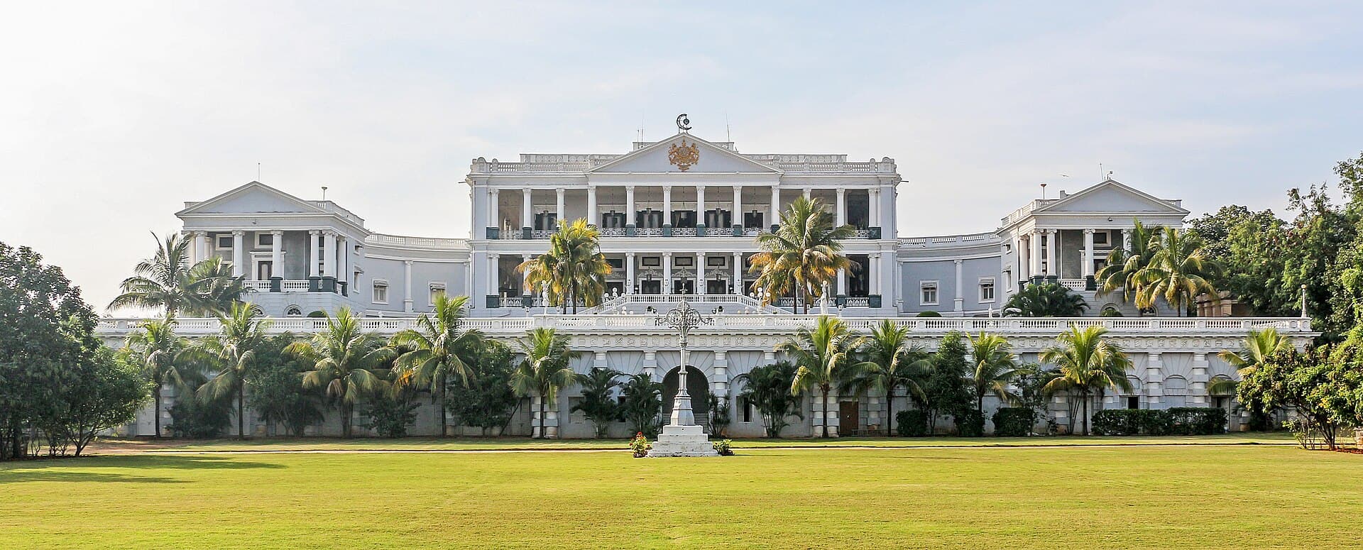 Taj Falaknuma Palace (via Wikimedia Commons, CC BY-SA 3.0)