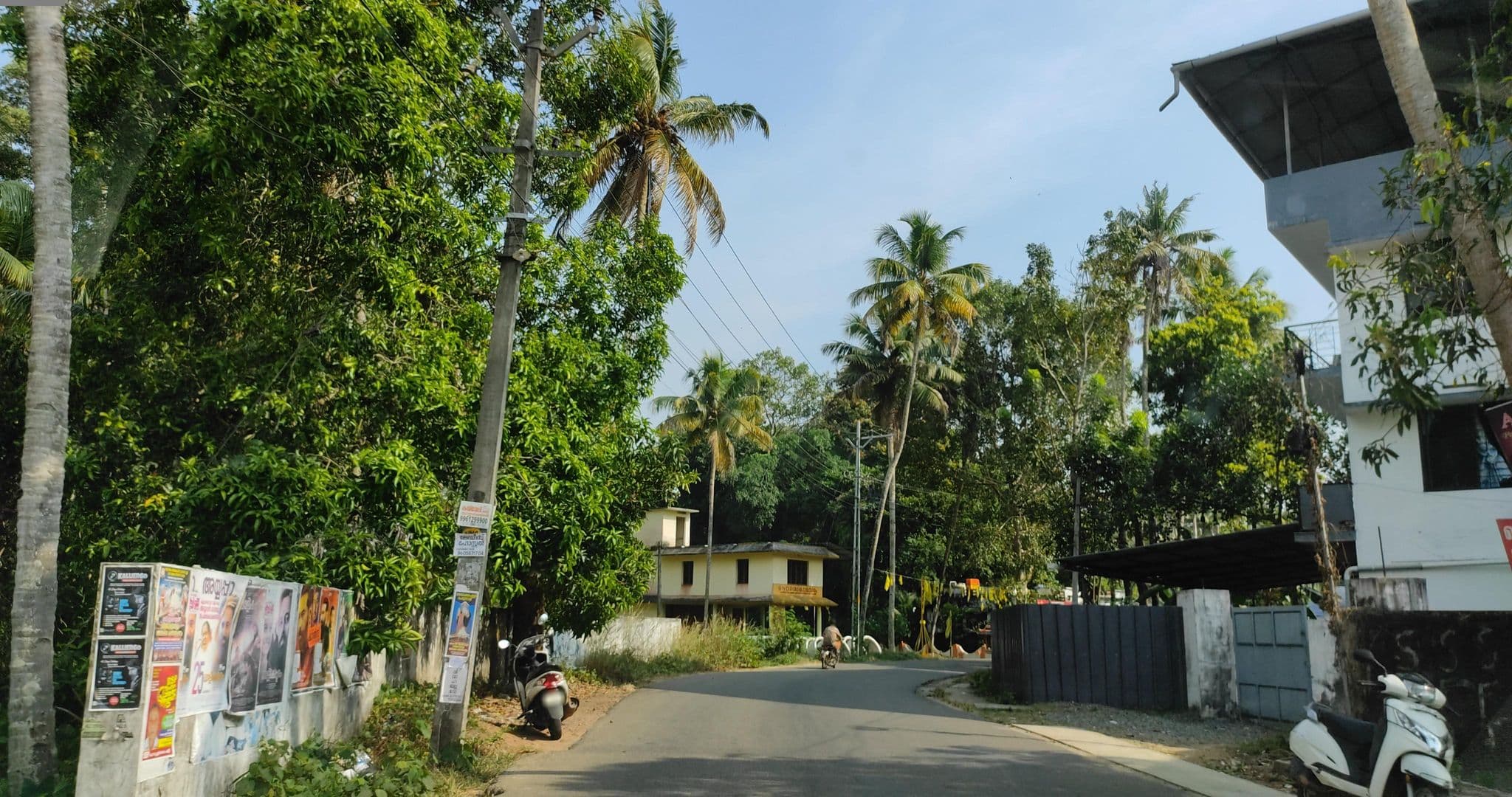 Street view near Mens hostel cekarunagappally, Kalleribhāgam — © V15 (CC BY-SA · Mapillary)
